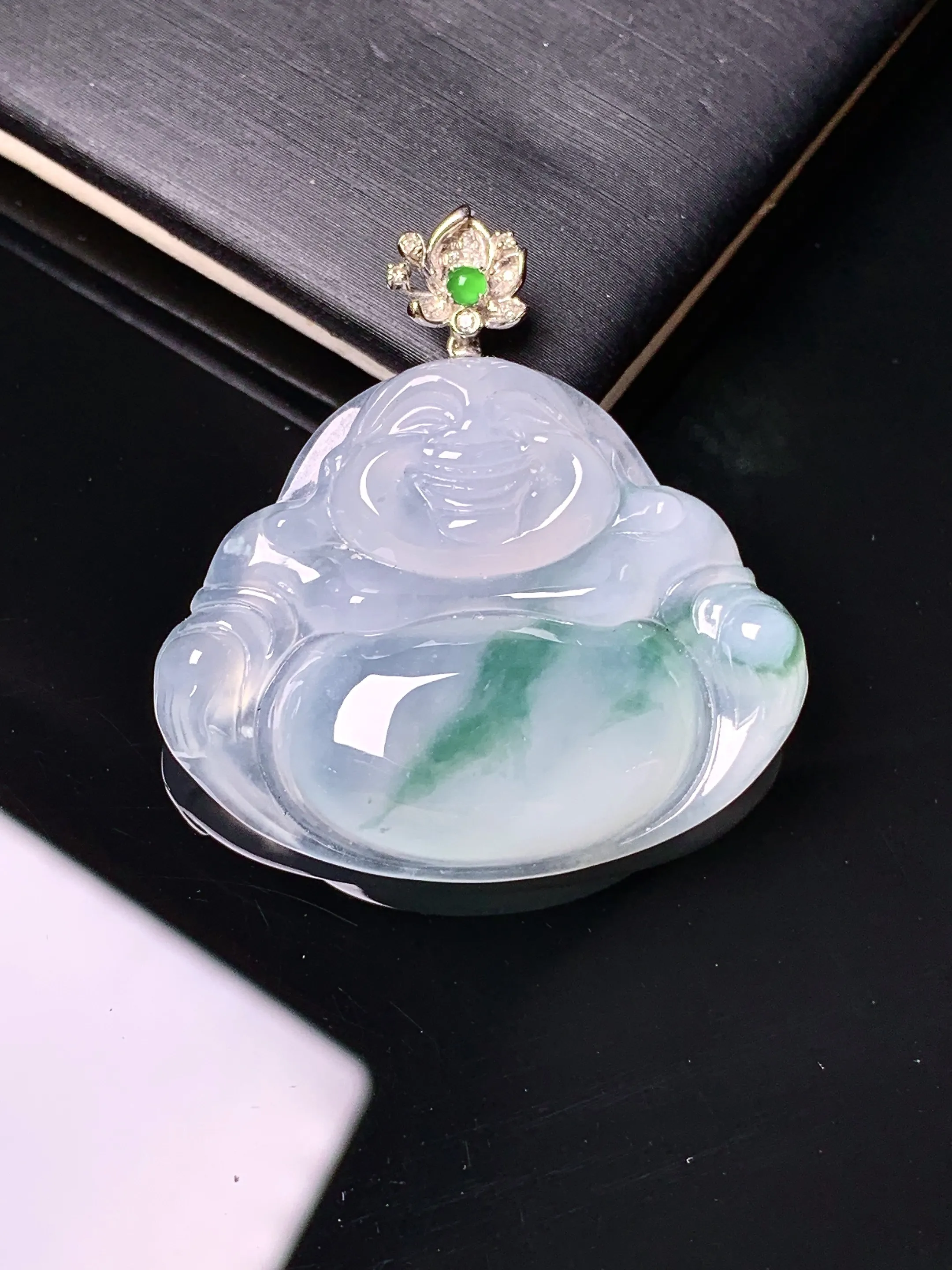 18k金钻镶嵌飘绿佛公吊坠 玉质细腻清新 水润亮眼 整体尺寸35.3*33.5*6.5