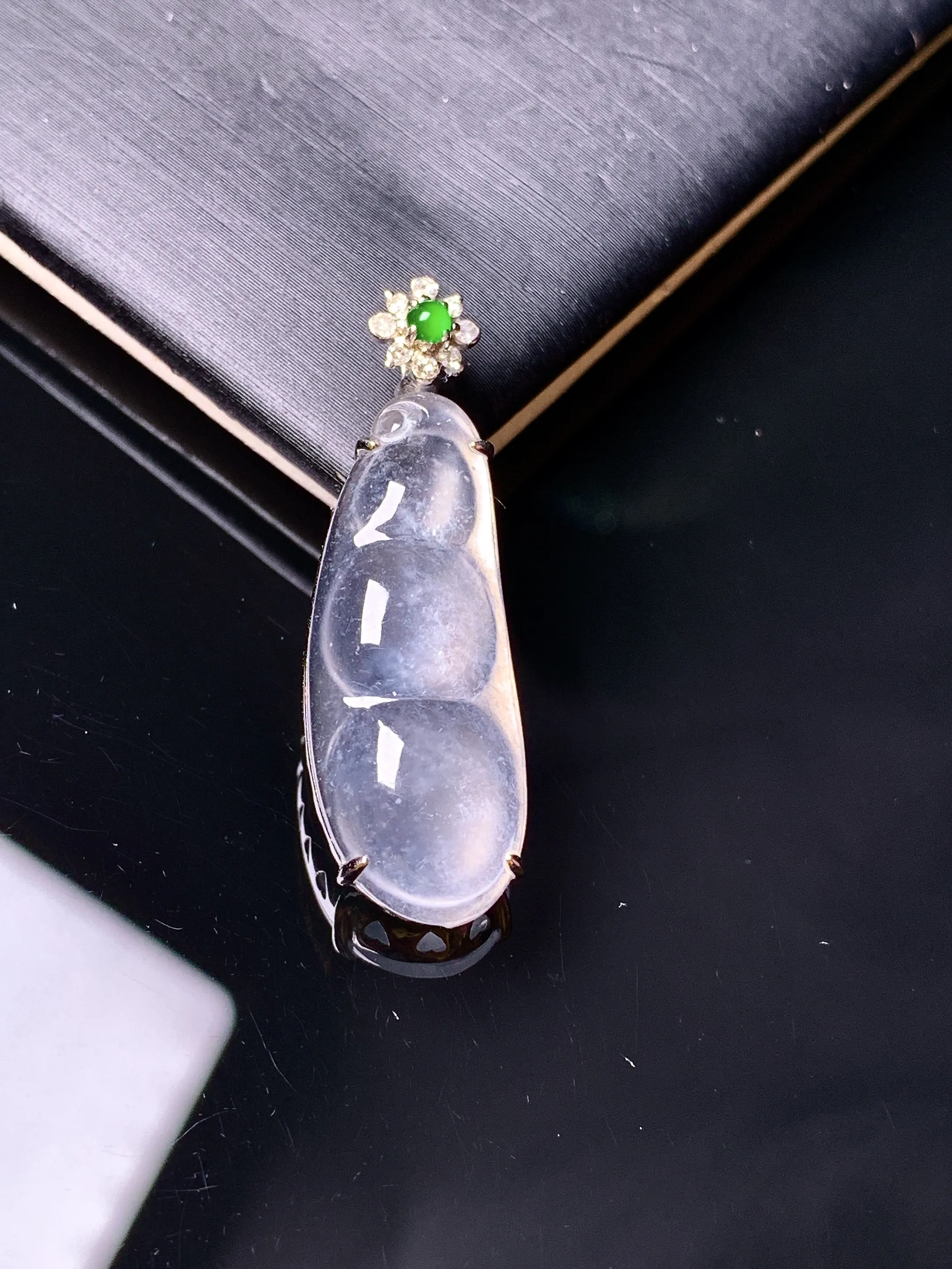 18k金钻镶嵌冰种四季豆吊坠 玉质细腻清新 水润亮眼 整体尺寸31.8*10.2*6.2