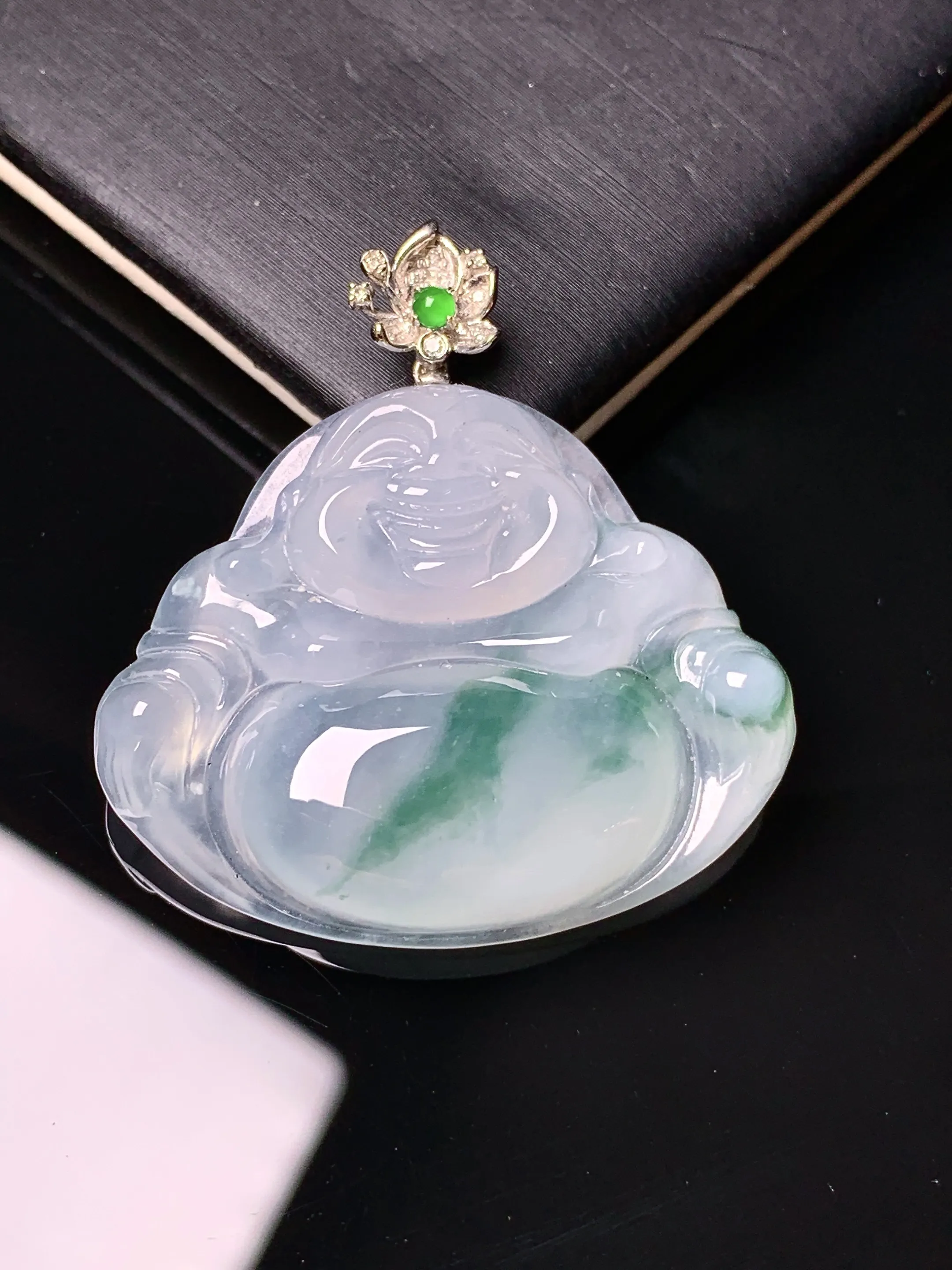 18k金钻镶嵌飘绿佛公吊坠 玉质细腻清新 水润亮眼 整体尺寸35.3*33.5*6.5
