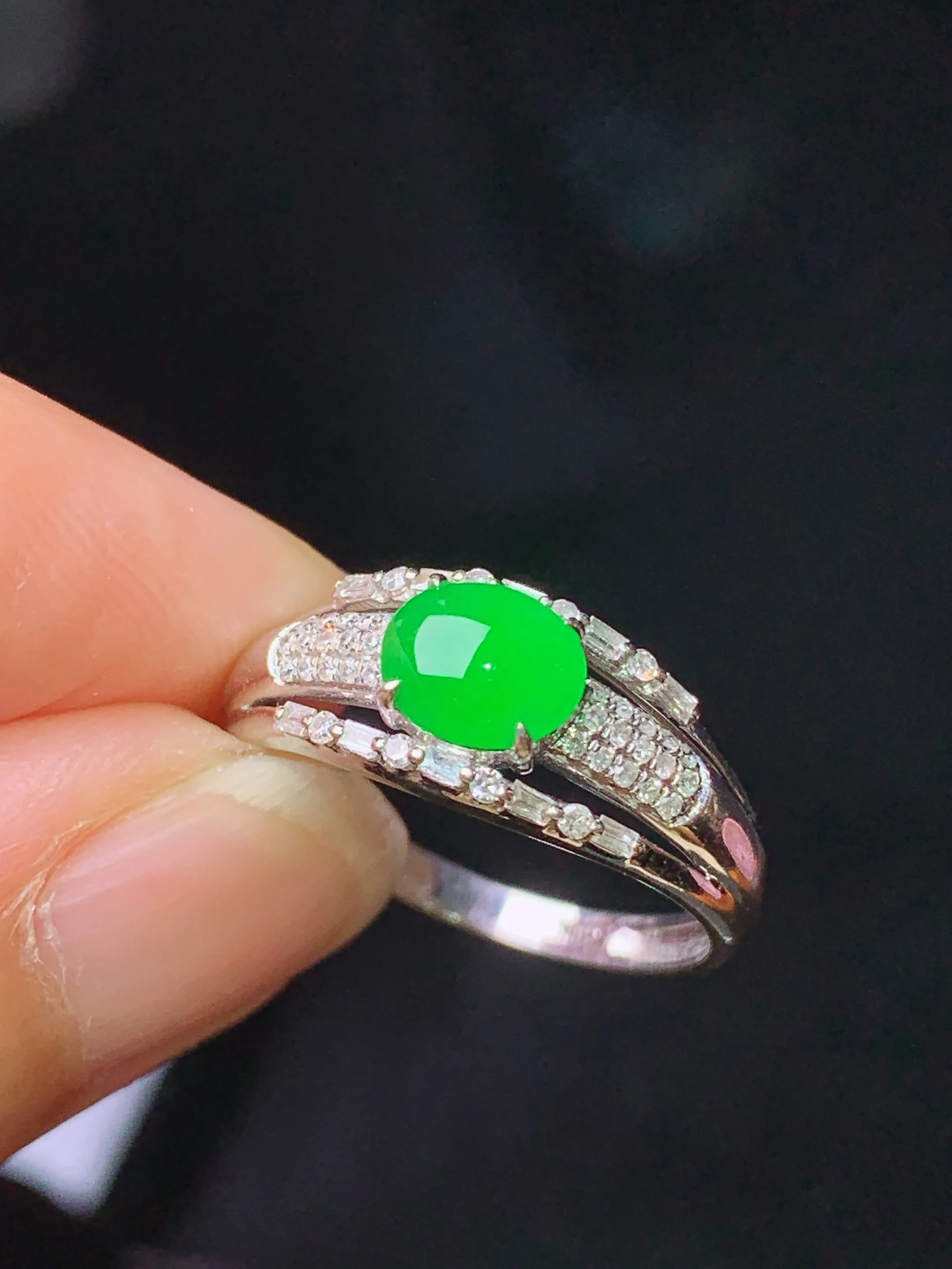 18k金钻镶嵌满绿蛋面戒指 玉质细腻清新 水润亮眼 圈口13.5 裸石尺寸5.5*6.3*2.3