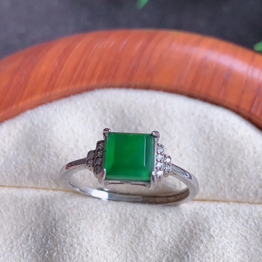 冰润满绿精美环形翡翠戒指  玉质细腻  冰清玉润  飘花灵动  颜色漂亮  W481.2 内径尺寸：