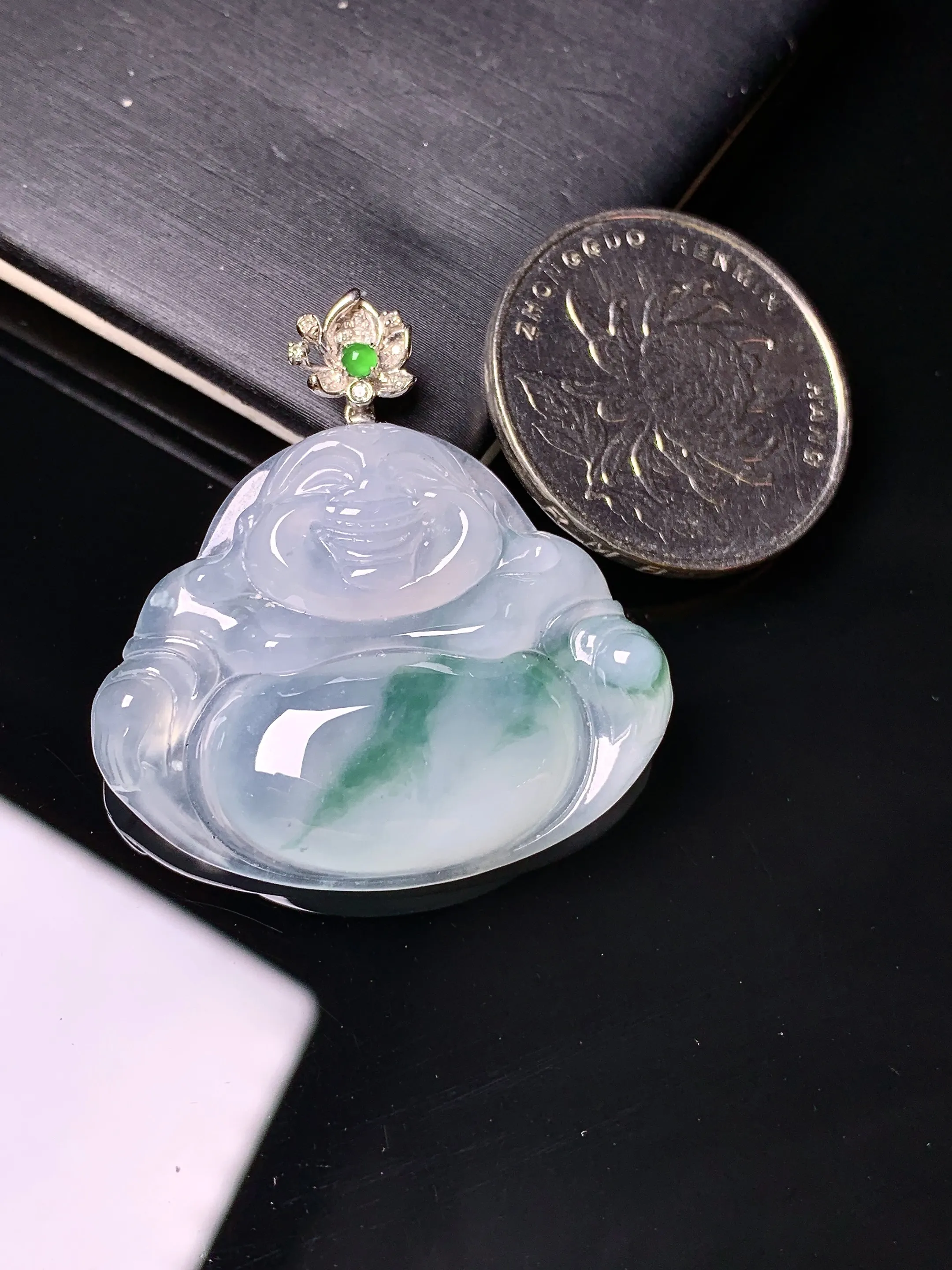 18k金钻镶嵌飘绿佛公吊坠 玉质细腻清新 水润亮眼 整体尺寸35.3*33.5*6.5