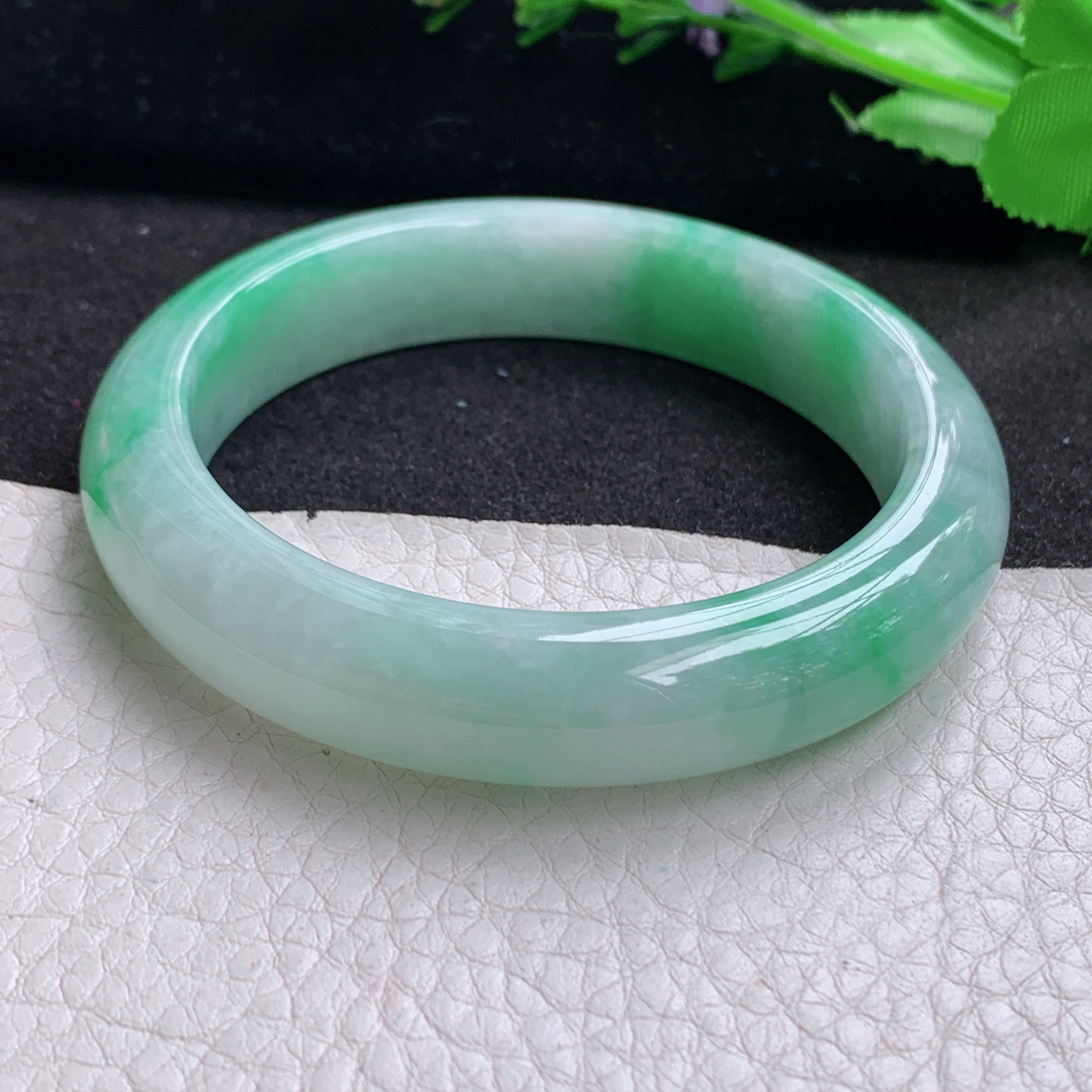 n清新年轻款55*12.5*8.5平安镯 天然缅甸翡翠A货细润飘绿宽边玉手环