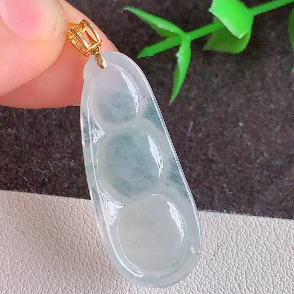 18k金扣冰润福豆翡翠挂件，冰清玉洁  胶感十足  寓意“四季平安，福气满满”颜色鲜艳，清新自然，饱满通透   W400.2    尺寸：32.5-13.2-5.2mm