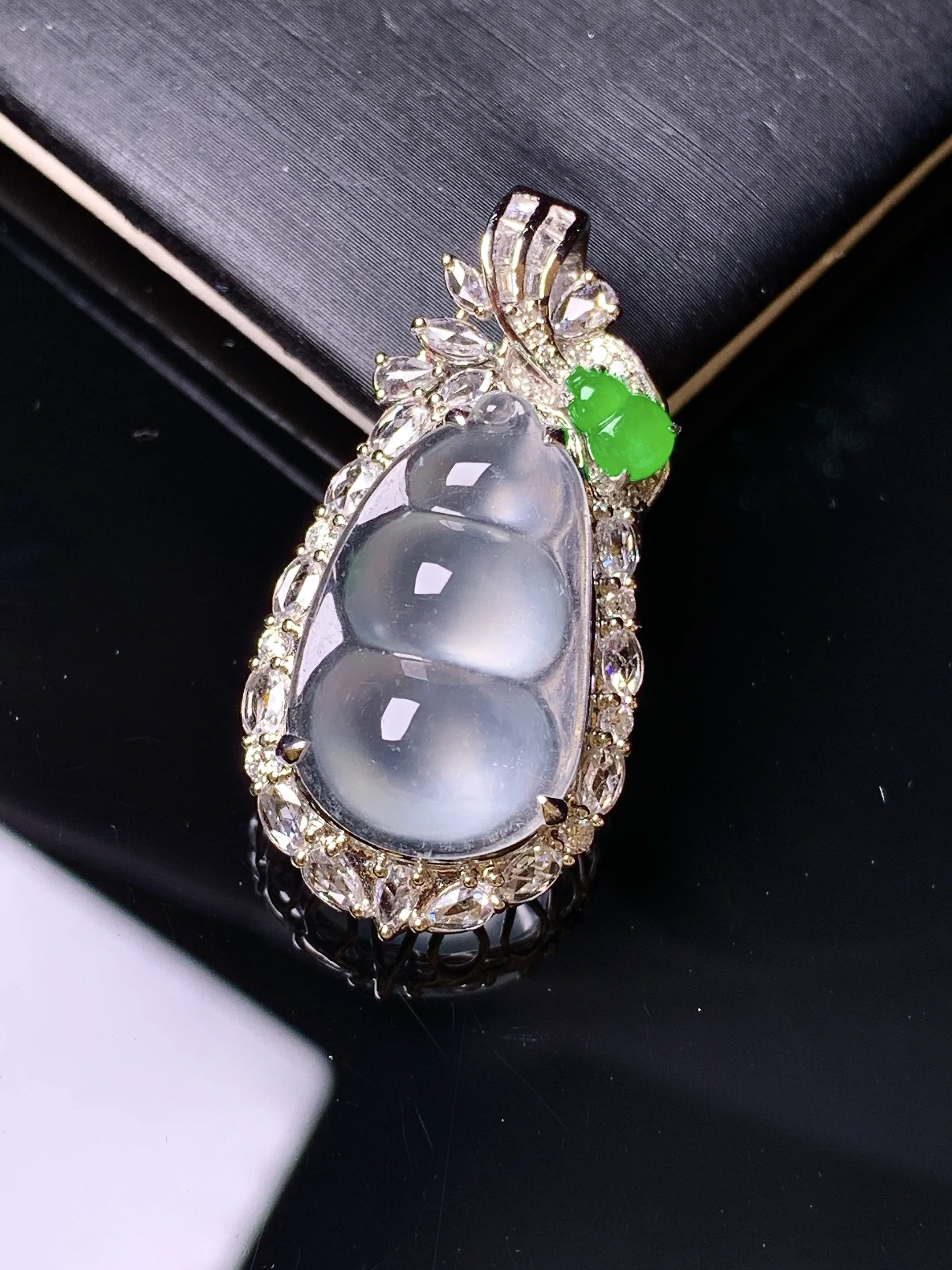 18k金钻镶嵌玻璃种四季豆吊坠 玉质细腻清新 水润亮眼 整体尺寸33.2*16.6*11