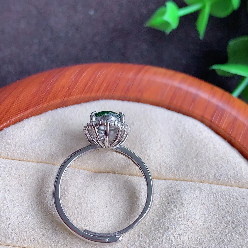 冰润满绿精美环形翡翠戒指  玉质细腻  冰清玉润  飘花灵动  颜色漂亮  W481.2 内径尺寸：17.5mm  裸石尺寸：8.8-6.8mm