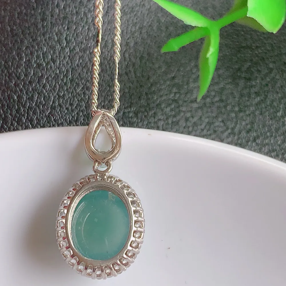 冰润晴水蛋面吊坠  玉质细润，翠绿色  沁人心脾 ，高档大气，镶嵌效果倍增，W815.2  整体尺寸：22-11.8-7.2mm  裸石尺寸：10mm