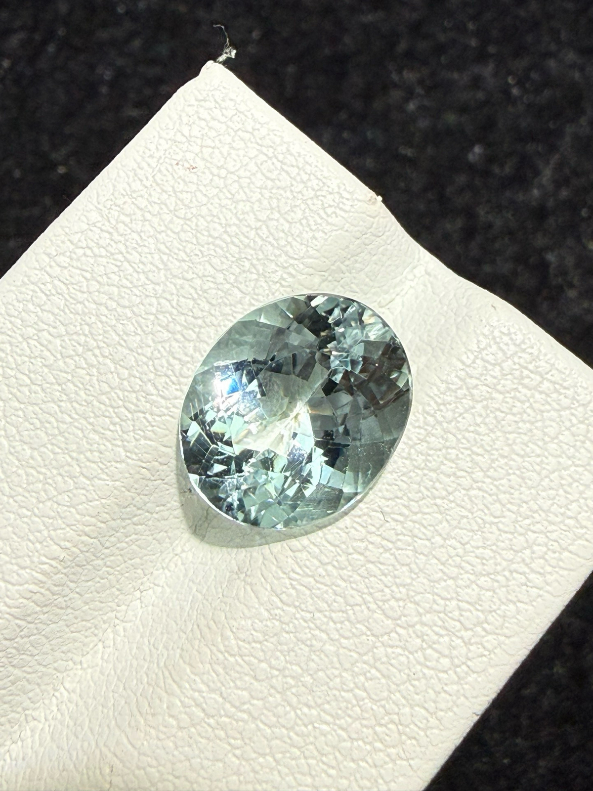 4.1克拉天然海蓝宝戒面裸石，颜色超美，火彩超好，尺寸：11.8*9.8*6.6mm