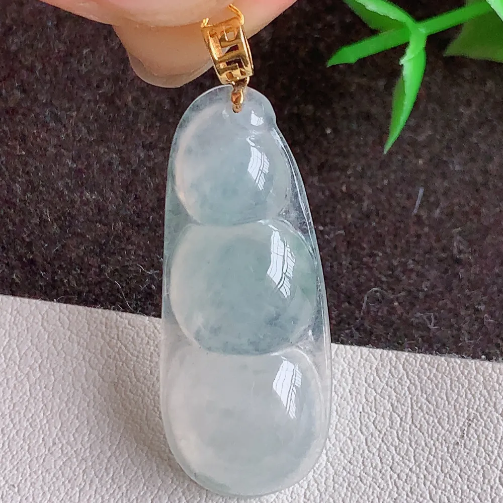 18k金扣冰润福豆翡翠挂件，冰清玉洁  胶感十足  寓意“四季平安，福气满满”颜色鲜艳，清新自然，饱满通透   W400.2    尺寸：32.5-13.2-5.2mm