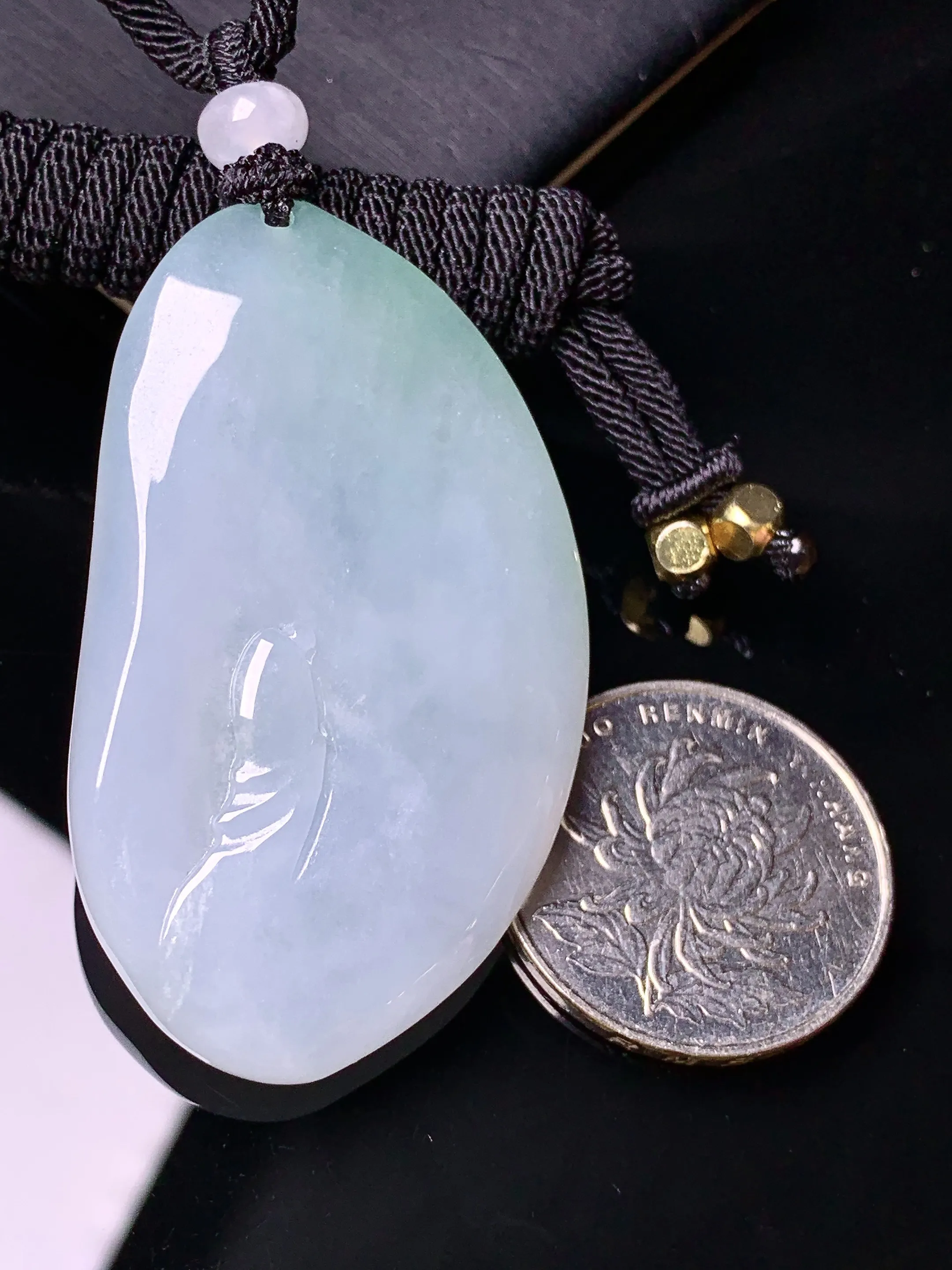 飘绿悟道牌吊坠 玉质细腻清新 水润亮眼 整体尺寸51.6*30.3*5.8