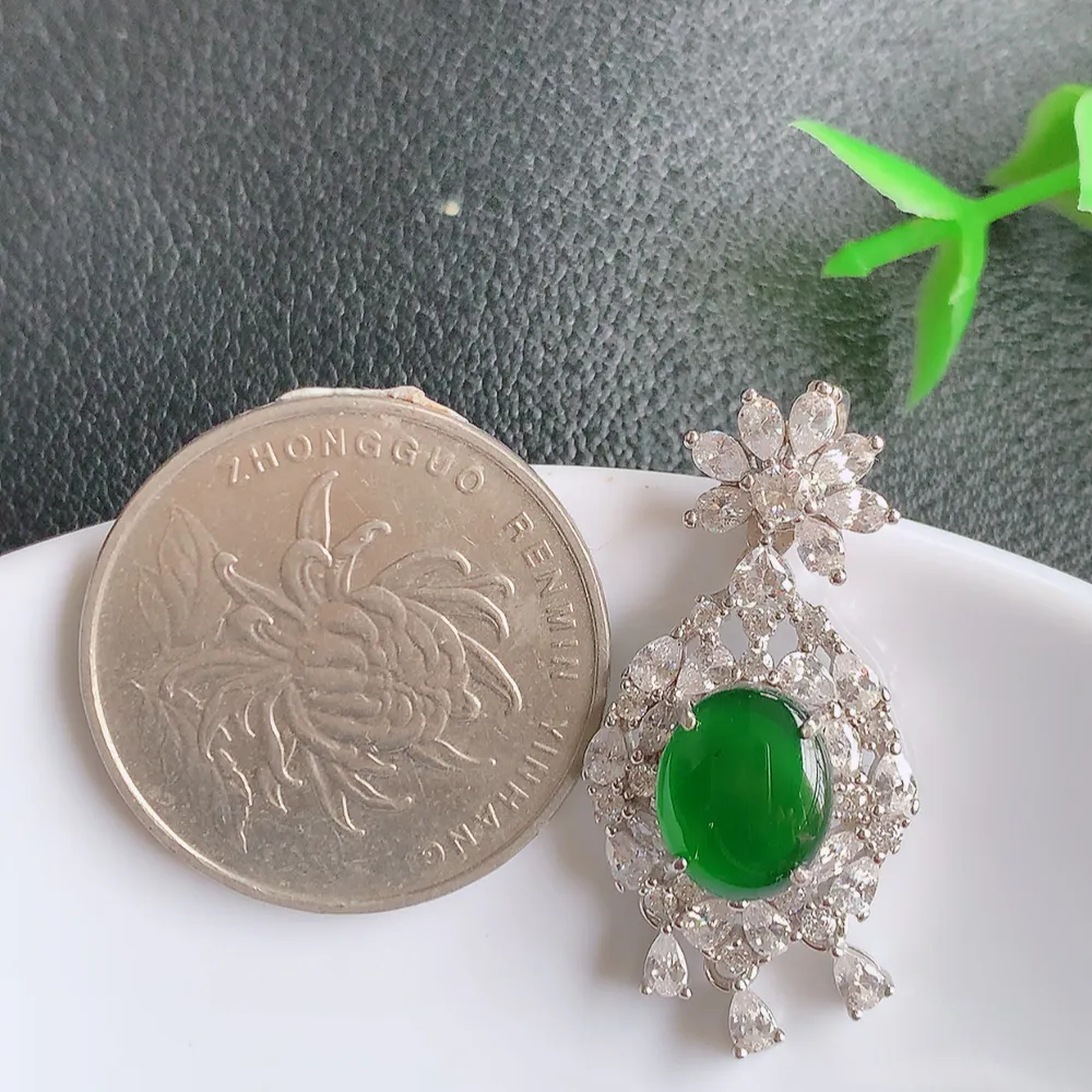 冰润满绿蛋面吊坠  玉质细润，翠绿色  沁人心脾 ，高档大气，镶嵌效果倍增，W815.2  整体尺寸：33-15.5-6.8mm  裸石尺寸：9.6-7.8