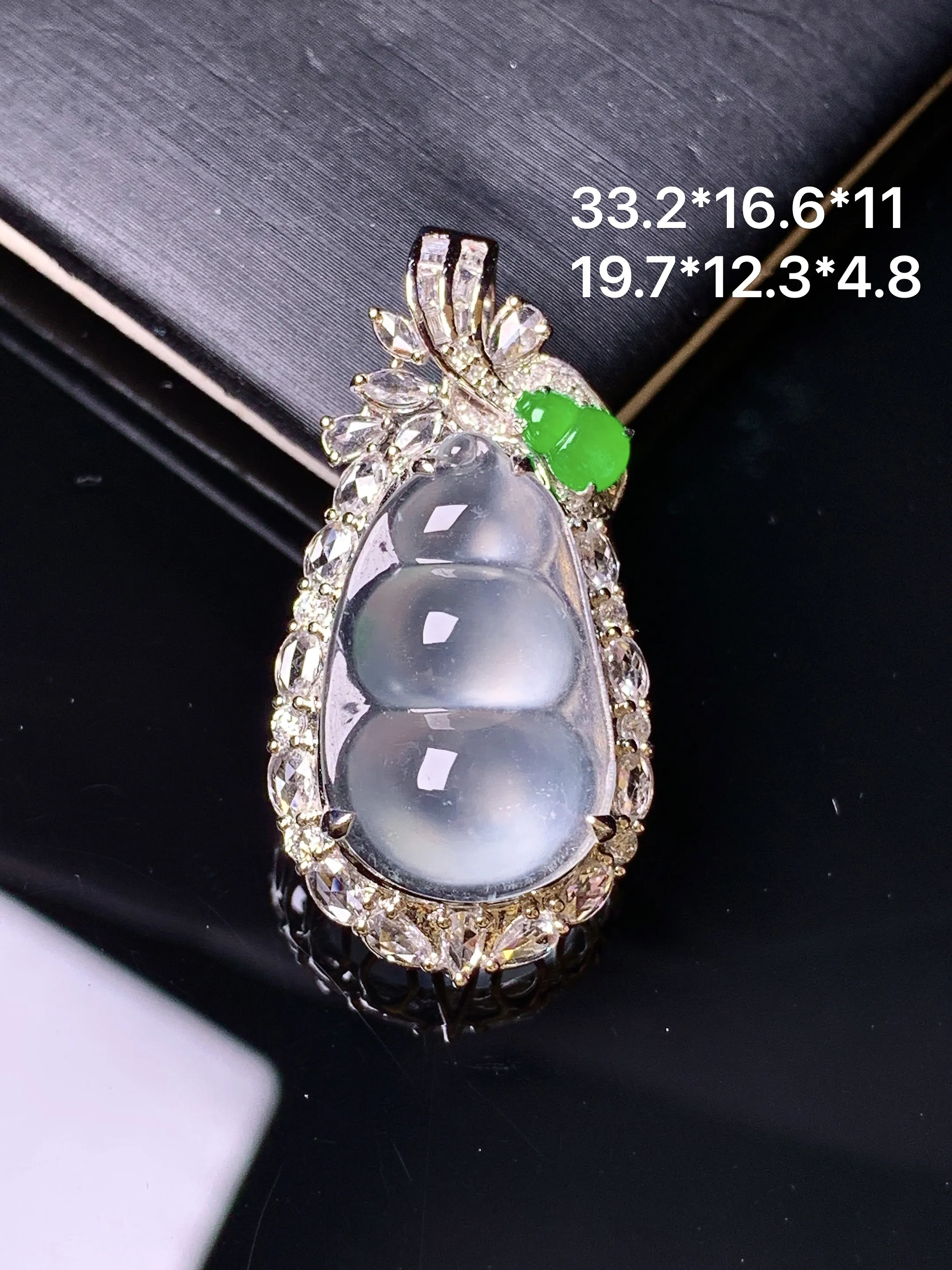 18k金钻镶嵌玻璃种四季豆吊坠 玉质细腻清新 水润亮眼 整体尺寸33.2*16.6*11