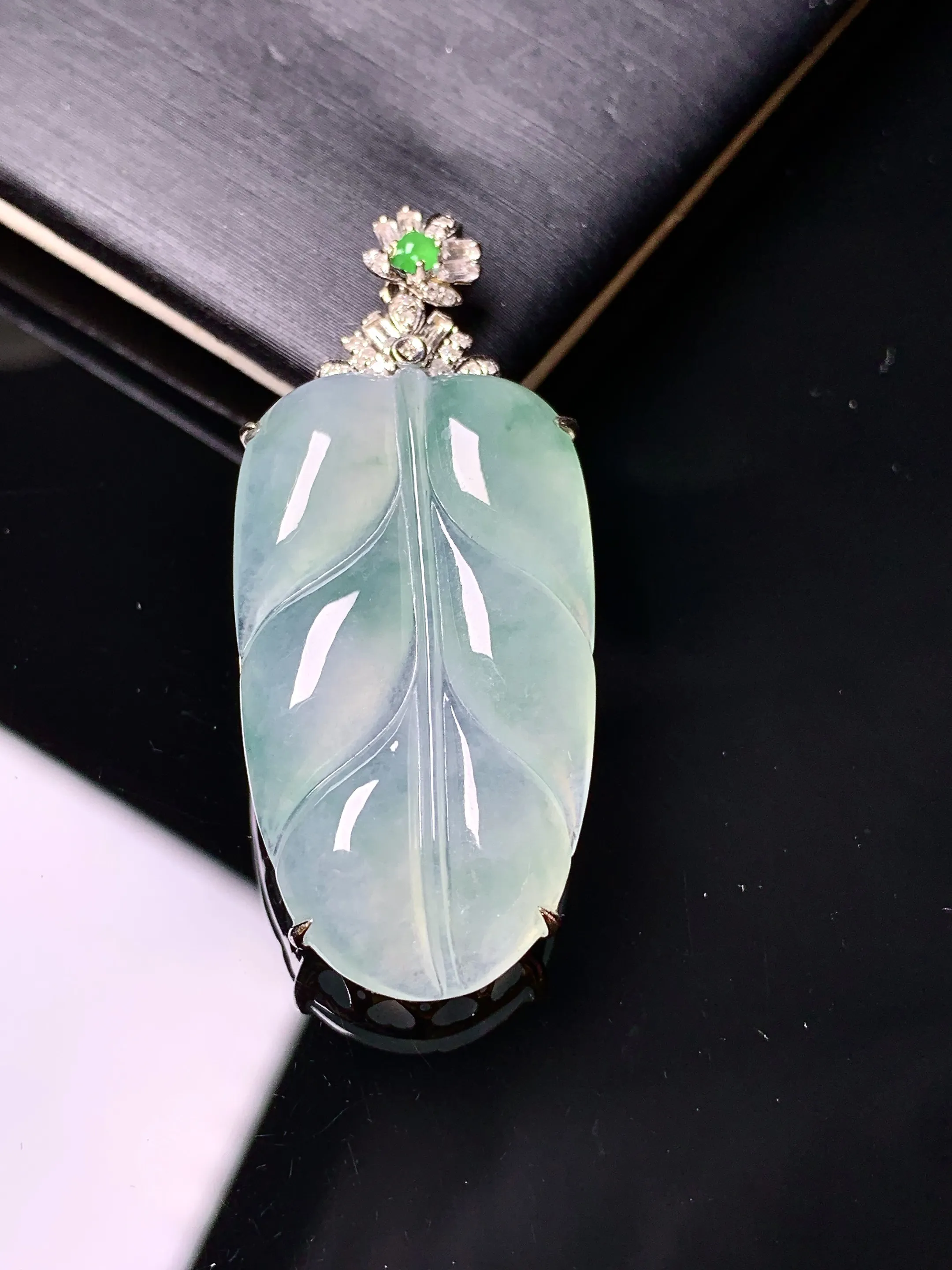 18k金钻镶嵌冰种树叶吊坠 玉质细腻清新 水润亮眼 整体尺寸41*17.5*7
