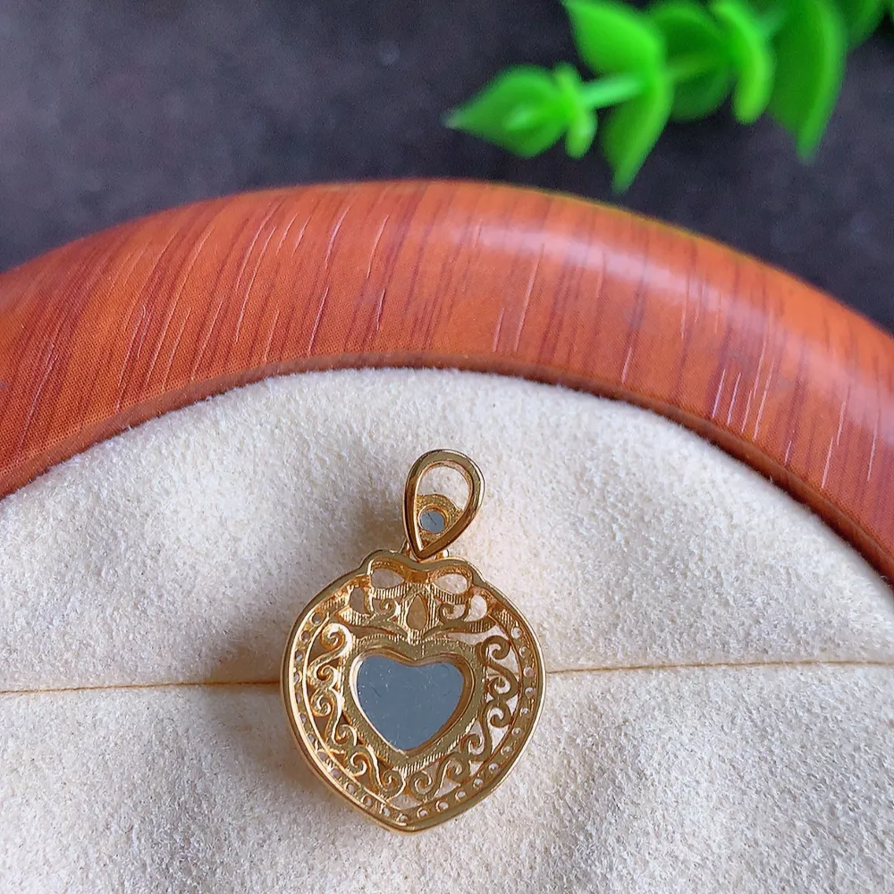 925银镶冰种心形吊坠 玉质细腻 色泽清新艳丽 W481.2  整体尺寸：20.8-14-5.6mm   裸石尺寸：7.8-6.8mm