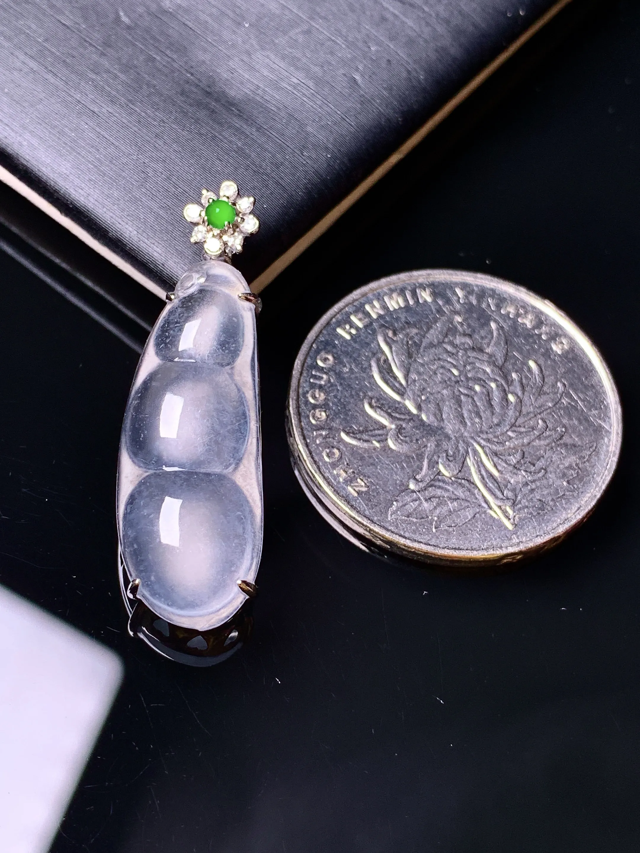 18k金钻镶嵌冰种四季豆吊坠 玉质细腻清新 水润亮眼 整体尺寸31.8*10.2*6.2