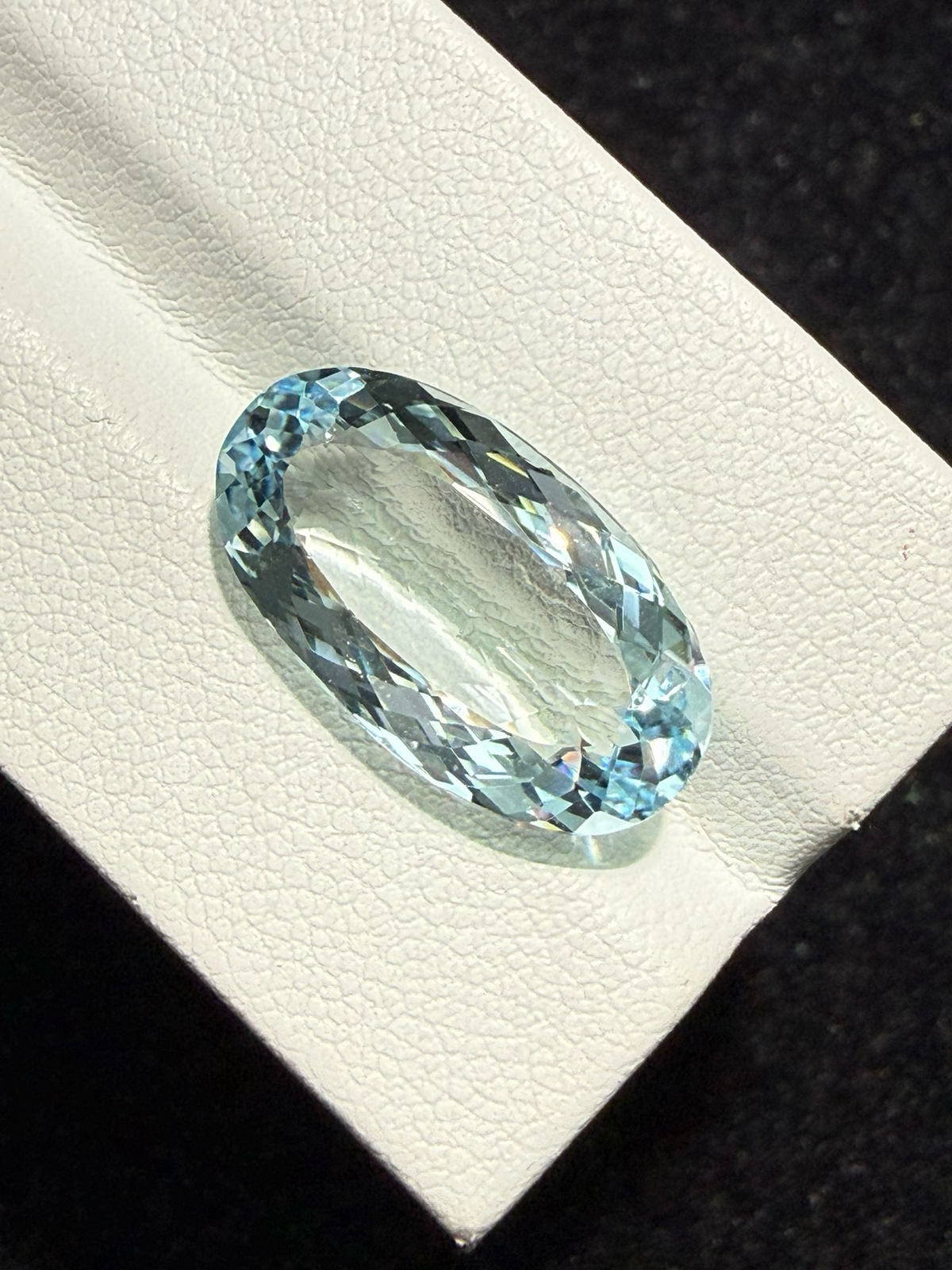 8.545克拉天然海蓝宝戒面裸石，颜色超美，火彩超好，尺寸：19.5*10.9*6mm