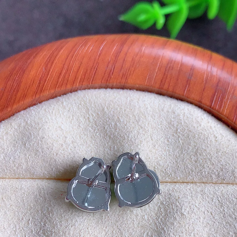 925银镶冰润满绿葫芦翡翠耳钉  寓意“福禄双全，加官进爵，财源滚滚” 莹润通透，抱满大气  清新脱俗    W481.2 整体尺寸：10-8-3.8mm  裸石尺寸：10-8mm