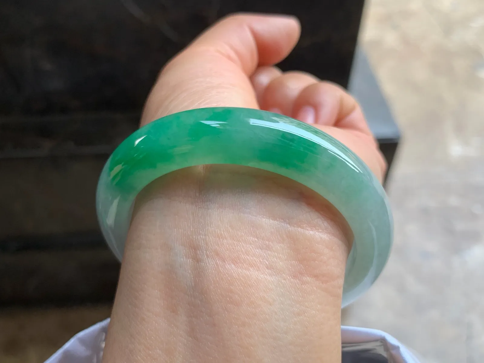 54-12.5-9mm
带色手镯 底子细腻 颜色漂亮 上手大气