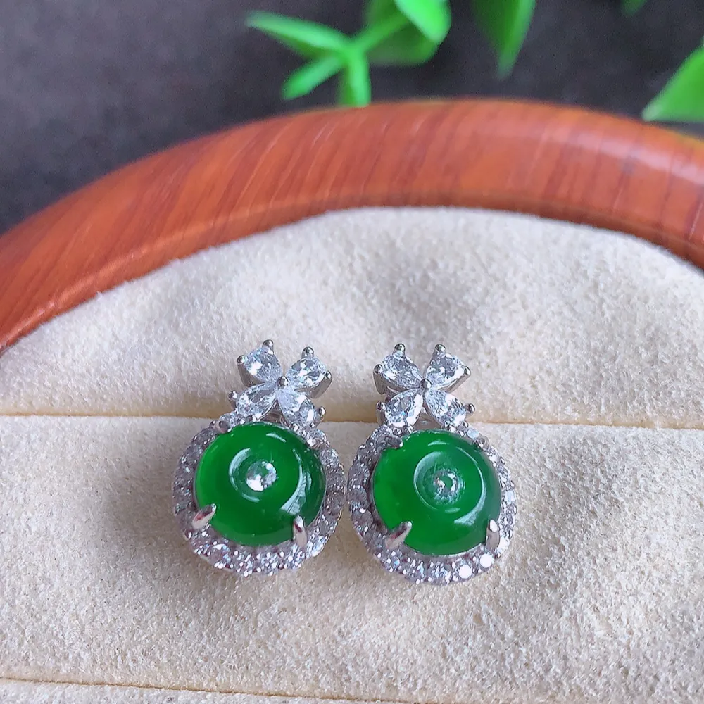 冰透满绿翡翠耳坠，自然光实拍，翠色灵动，颜色漂亮，种老水足，品相佳，佩戴佳品！W815.2  取一尺