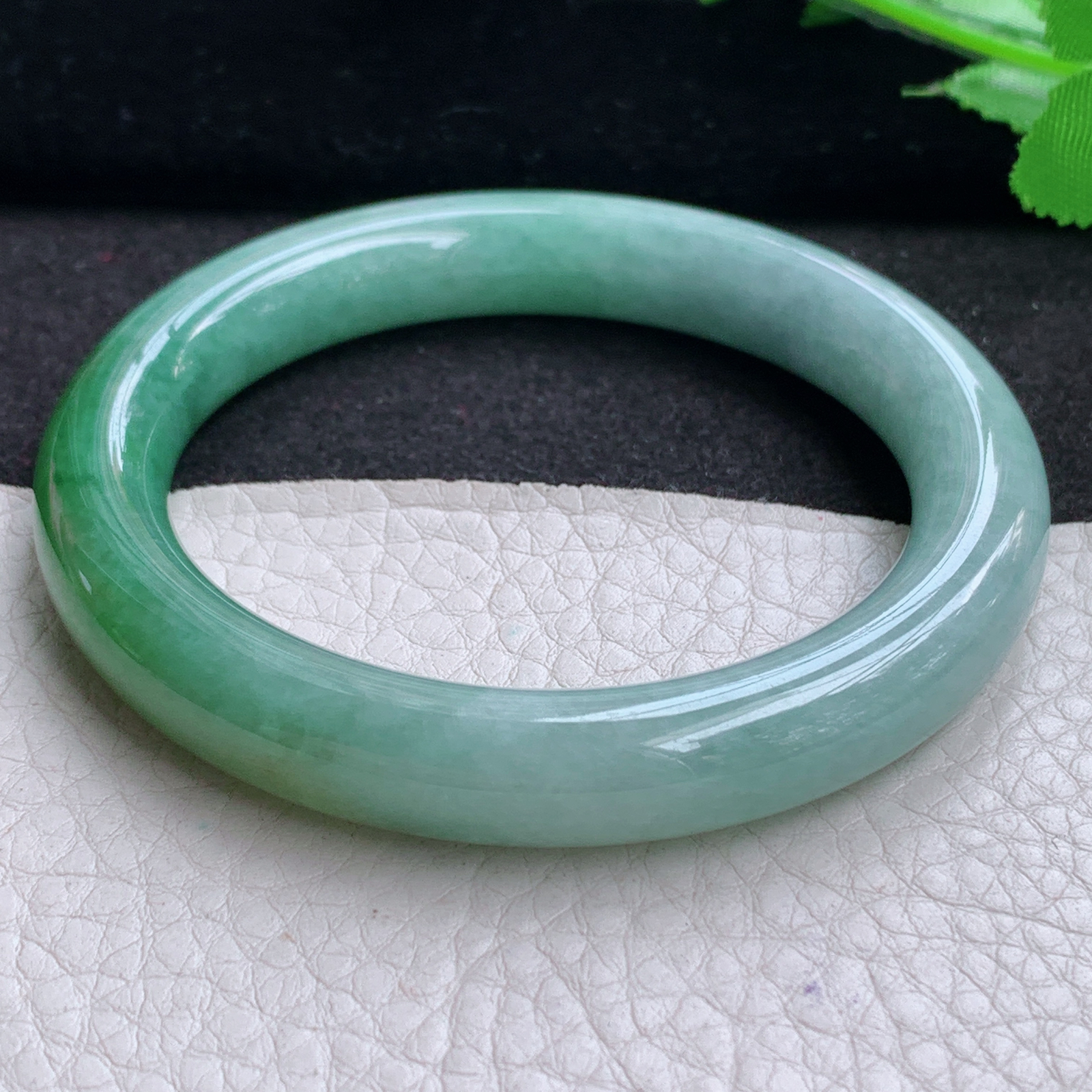 yw招财款54*40*9.6美人镯 天然缅甸翡翠A货细润半山水圆条叮当镯