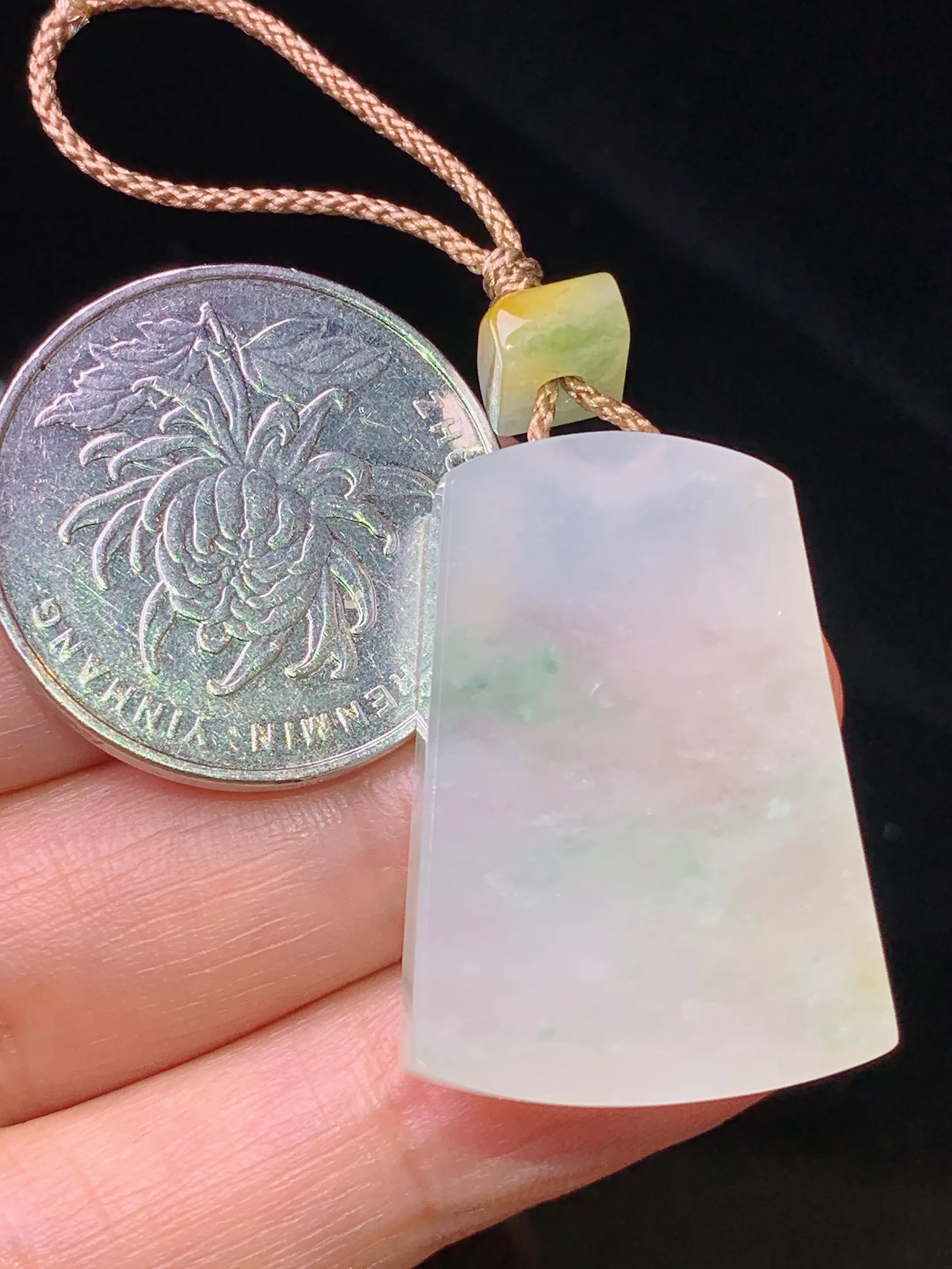 冰种飘花无事牌吊坠 玉质细腻清新 水润亮眼 整体尺寸30*21.5*6.2