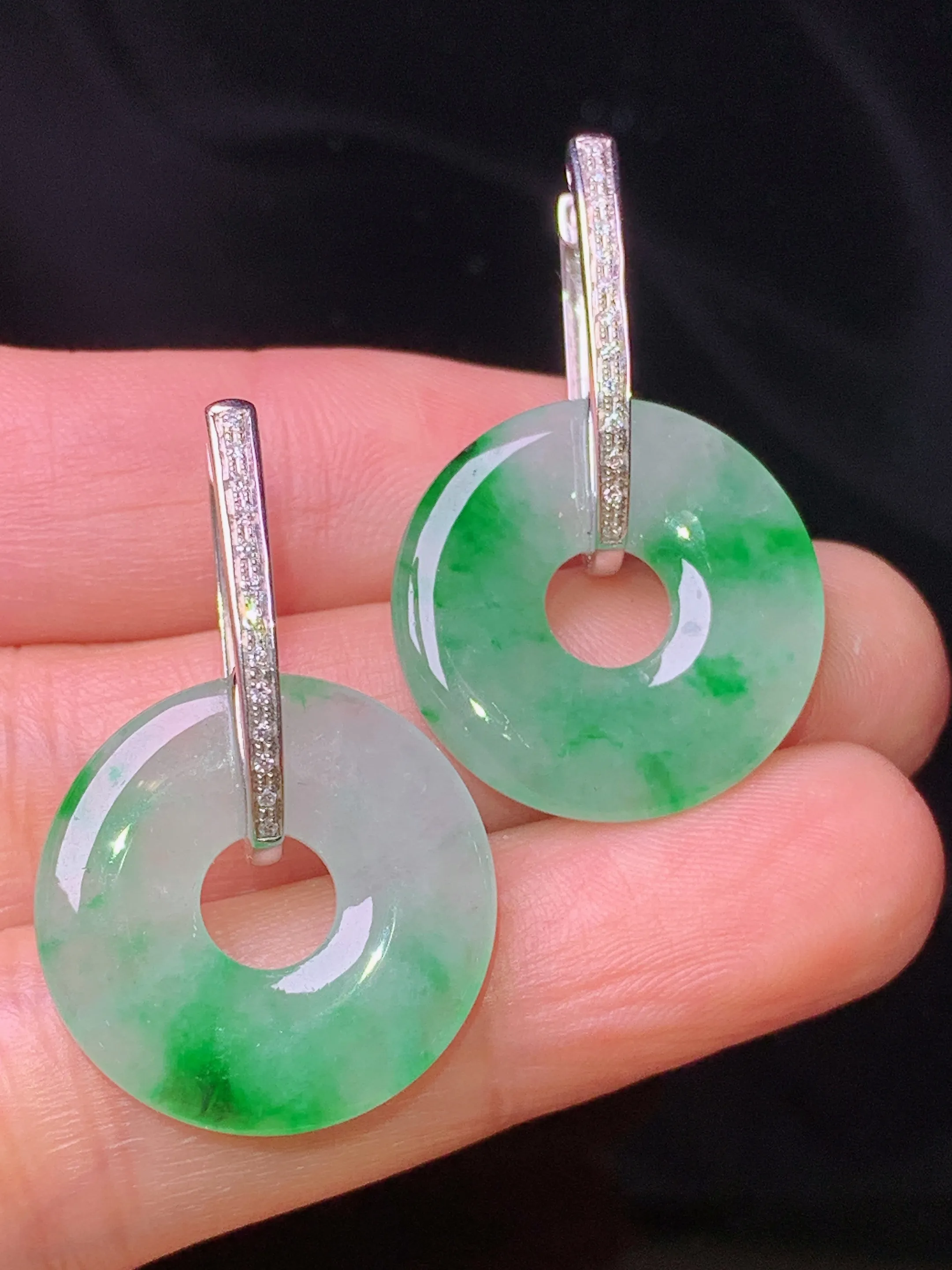 18k金钻镶嵌飘绿平安环耳坠 玉质细腻清新 水润亮眼 整体尺寸32.3*20.5*3.2