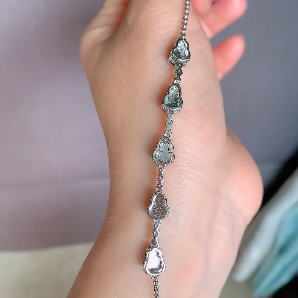 冰润满绿翡翠葫芦手链，水水润润，珠圆玉润，颜色鲜艳，妙明清净，清秀高雅，佩戴效果优雅迷人！性价比超值 W815.2  取一尺寸：7.8-6-4.2mm    裸石尺寸：7.8-6mm