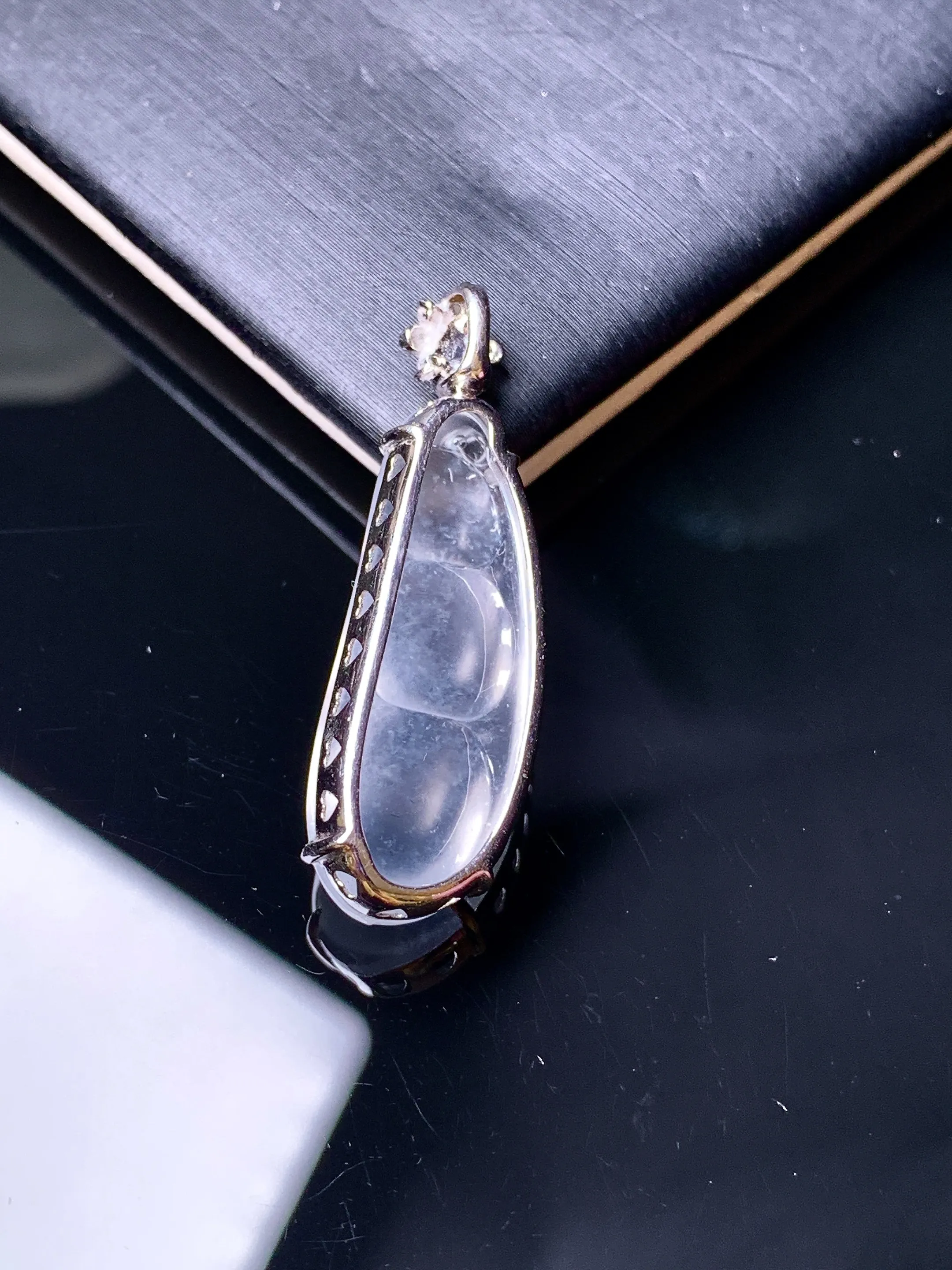 18k金钻镶嵌冰种四季豆吊坠 玉质细腻清新 水润亮眼 整体尺寸31.8*10.2*6.2