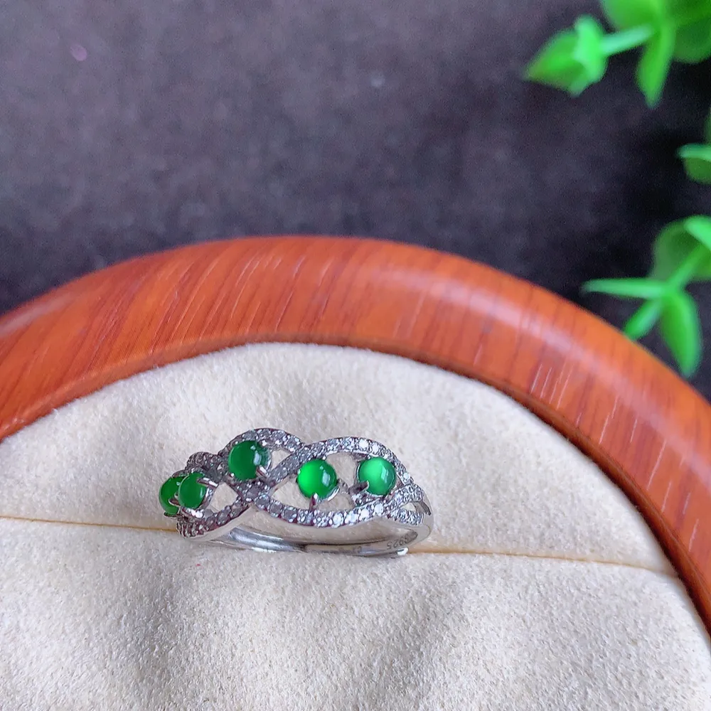 冰润满绿精美环形翡翠戒指  玉质细腻  冰清玉润  飘花灵动  颜色漂亮  W481.2 内径尺寸：17.5mm  裸石尺寸：3mm