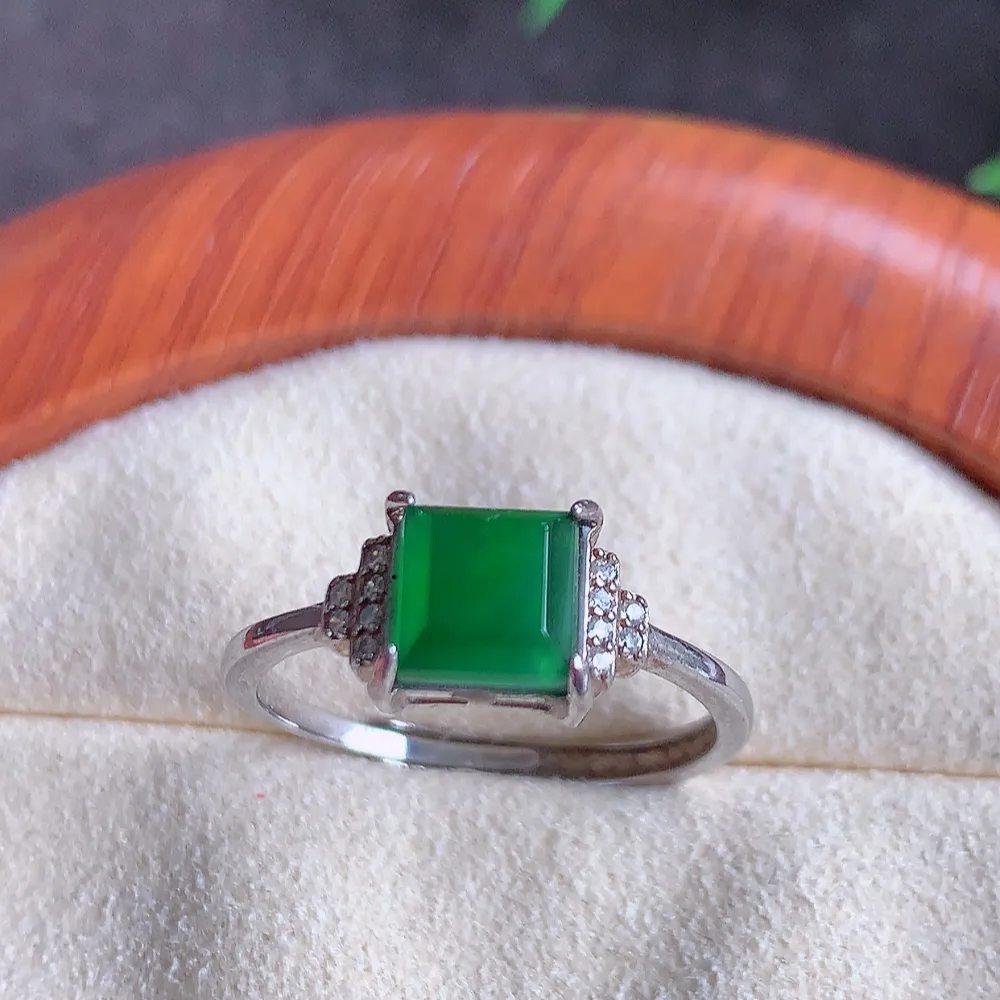 冰润满绿精美环形翡翠戒指  玉质细腻  冰清玉润  飘花灵动  颜色漂亮  W481.2 内径尺寸：