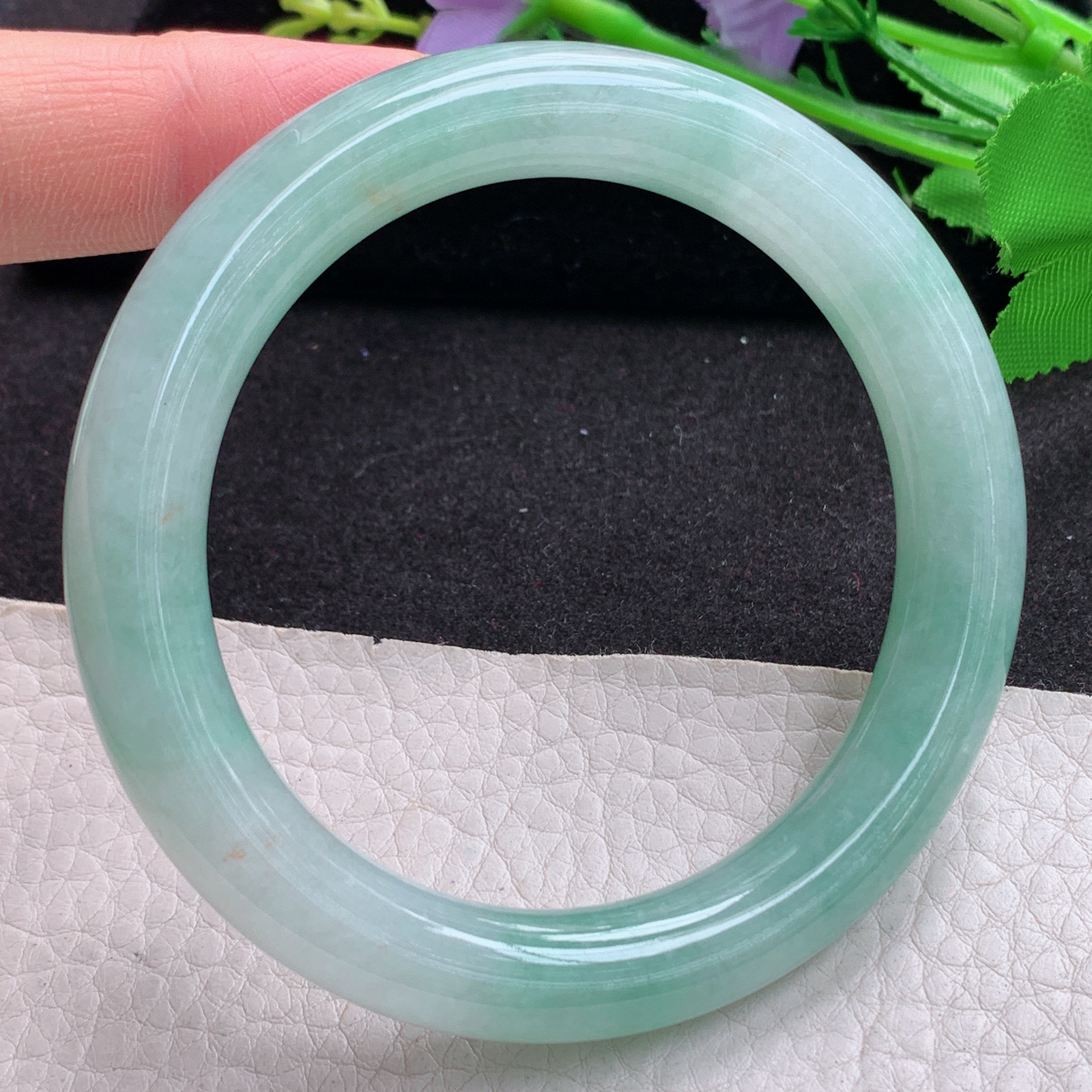 xx清新款57*10.5美人镯 天然缅甸翡翠A货细润飘绿圆条玉手环