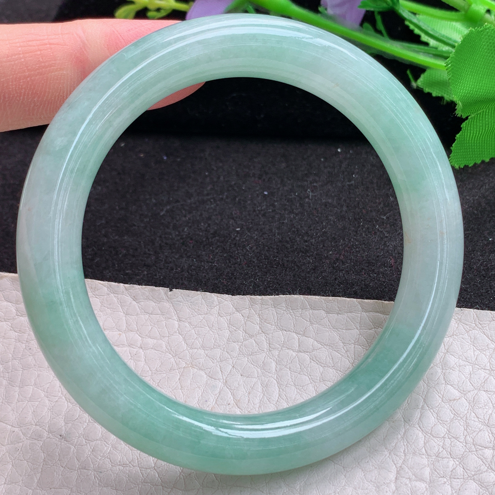 xx清新款57*10.5美人镯 天然缅甸翡翠A货细润飘绿圆条玉手环