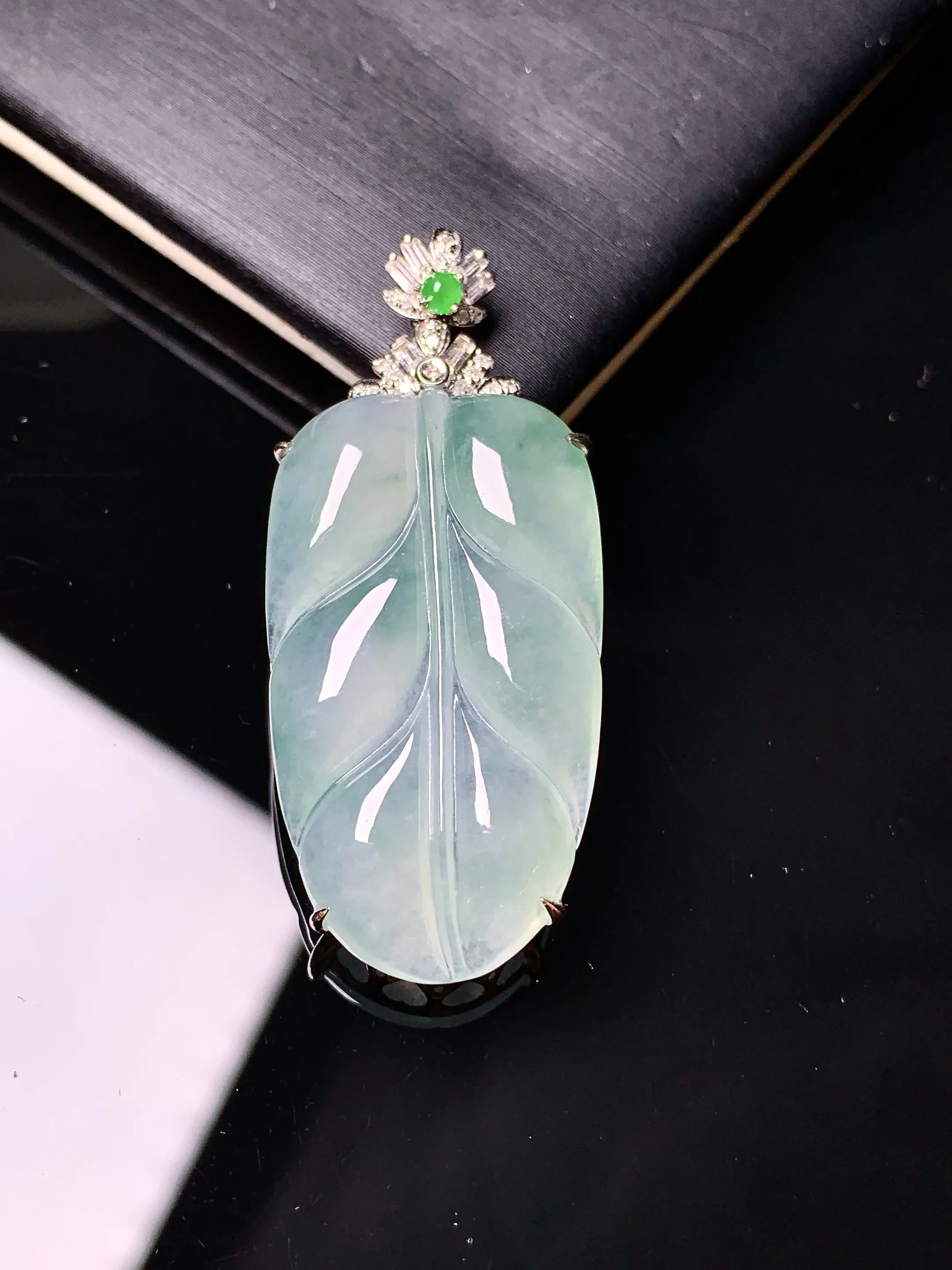 18k金钻镶嵌冰种树叶吊坠 玉质细腻清新 水润亮眼 整体尺寸41*17.5*7