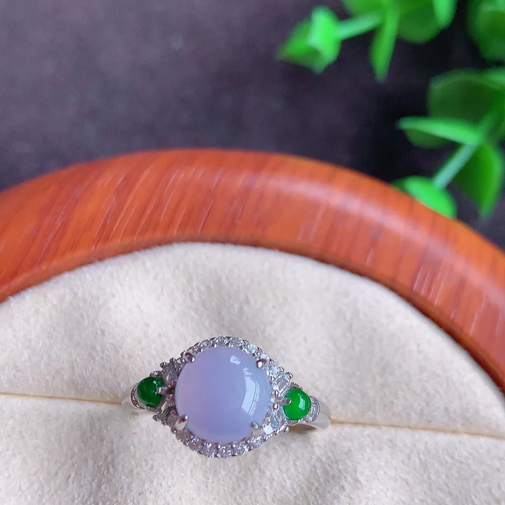 冰润紫罗兰精美环形翡翠戒指  玉质细腻  冰清玉润  飘花灵动  颜色漂亮  W815.2 内径尺寸：17.5mm  裸石尺寸：7.8mm