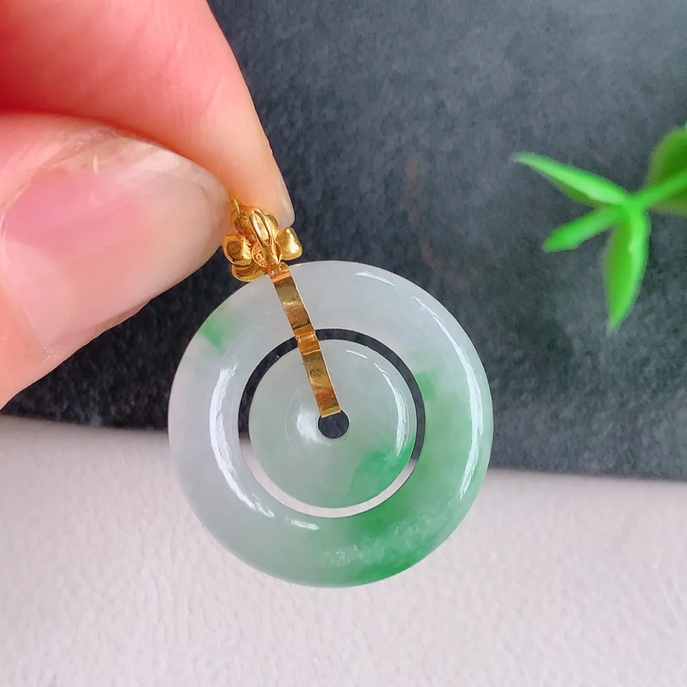 18k金冰润飘花子母平安扣吊坠，厚装饱满，冰润剔透，细腻水足，种质润泽，飘花灵动，佩戴优雅大气，W400.2   尺寸：25.3-20.5-3.2mm   裸石尺寸：20.5-3.2mm