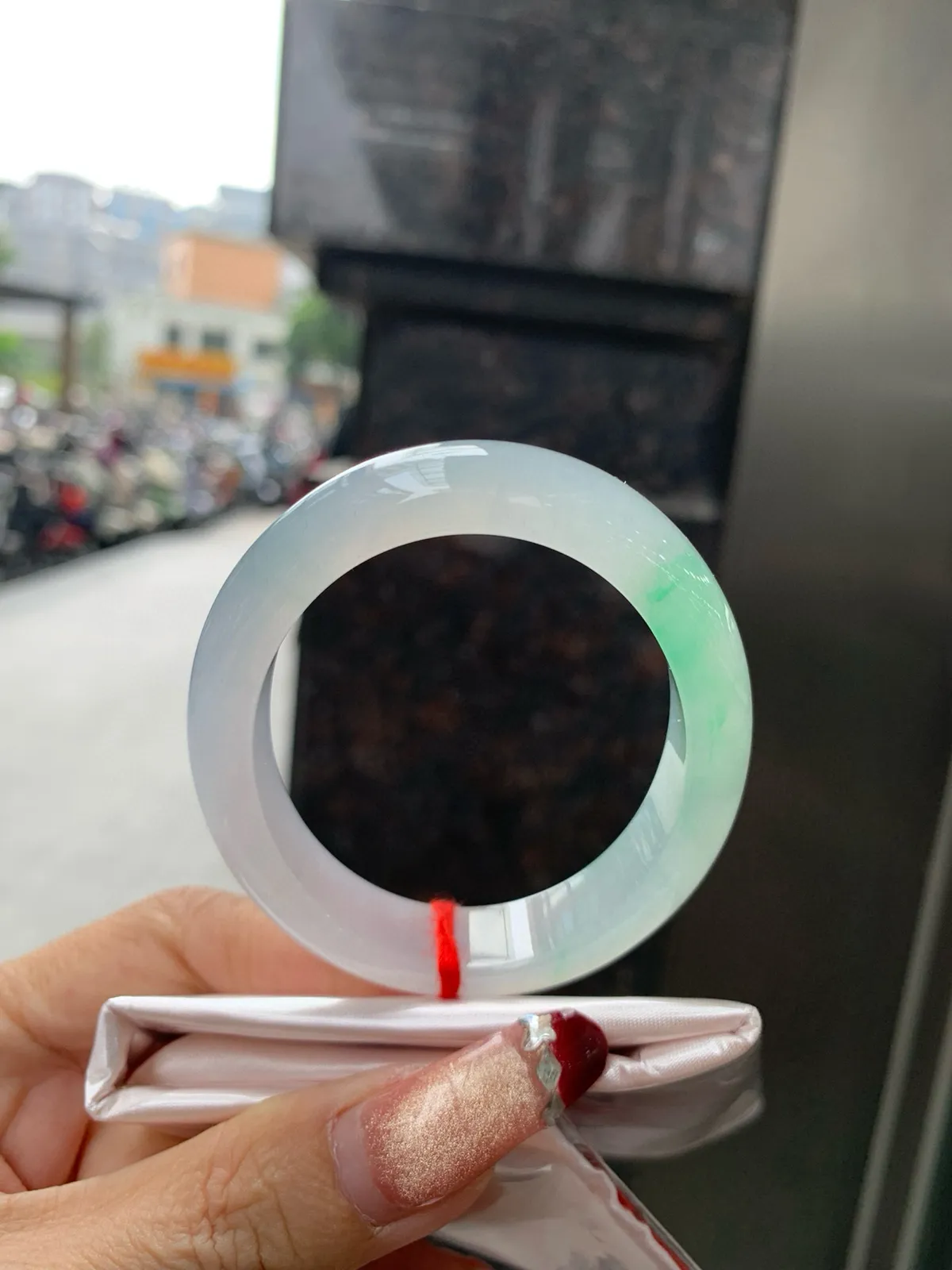 金丝绿贵妃
52.5-45.4-7.6-11.8
打灯棉线，色根，底妆水润，几抹金丝绿花点缀，简约却