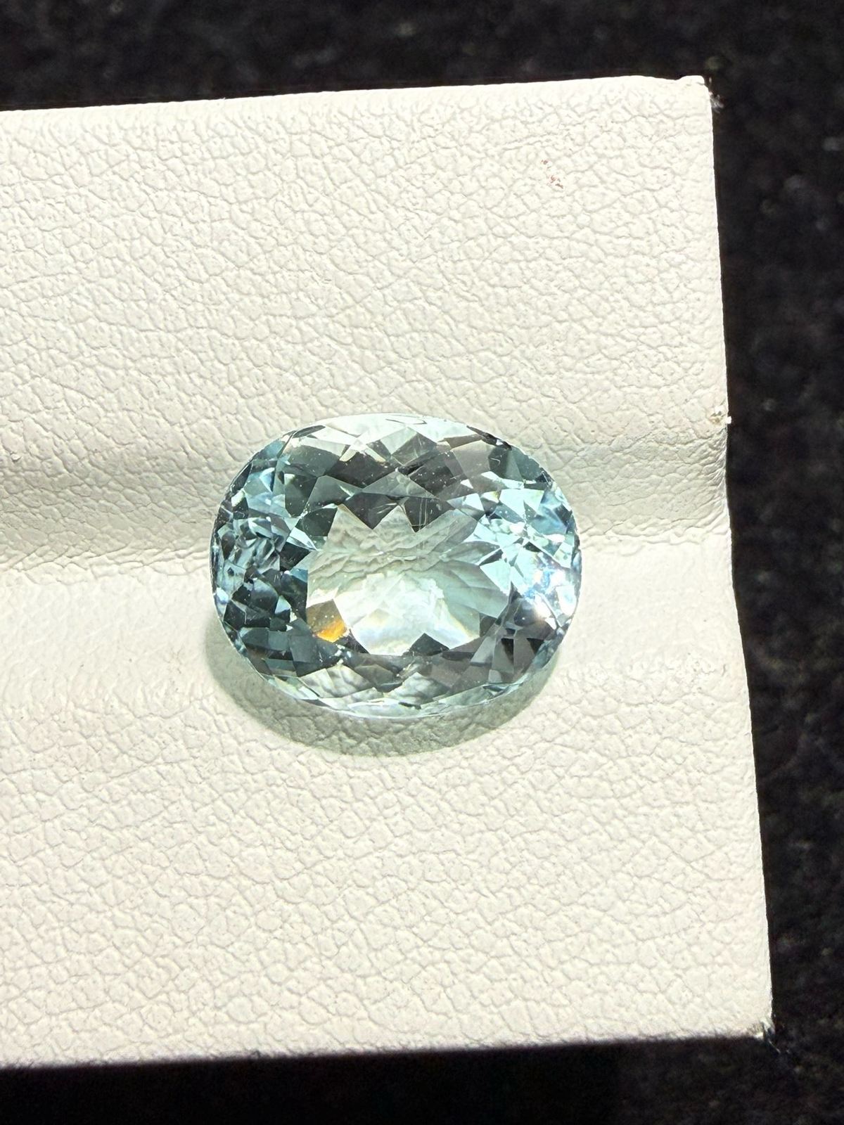 4.565克拉天然海蓝宝戒面裸石，颜色超美，火彩超好，尺寸：11.3*9.3*6.9mm