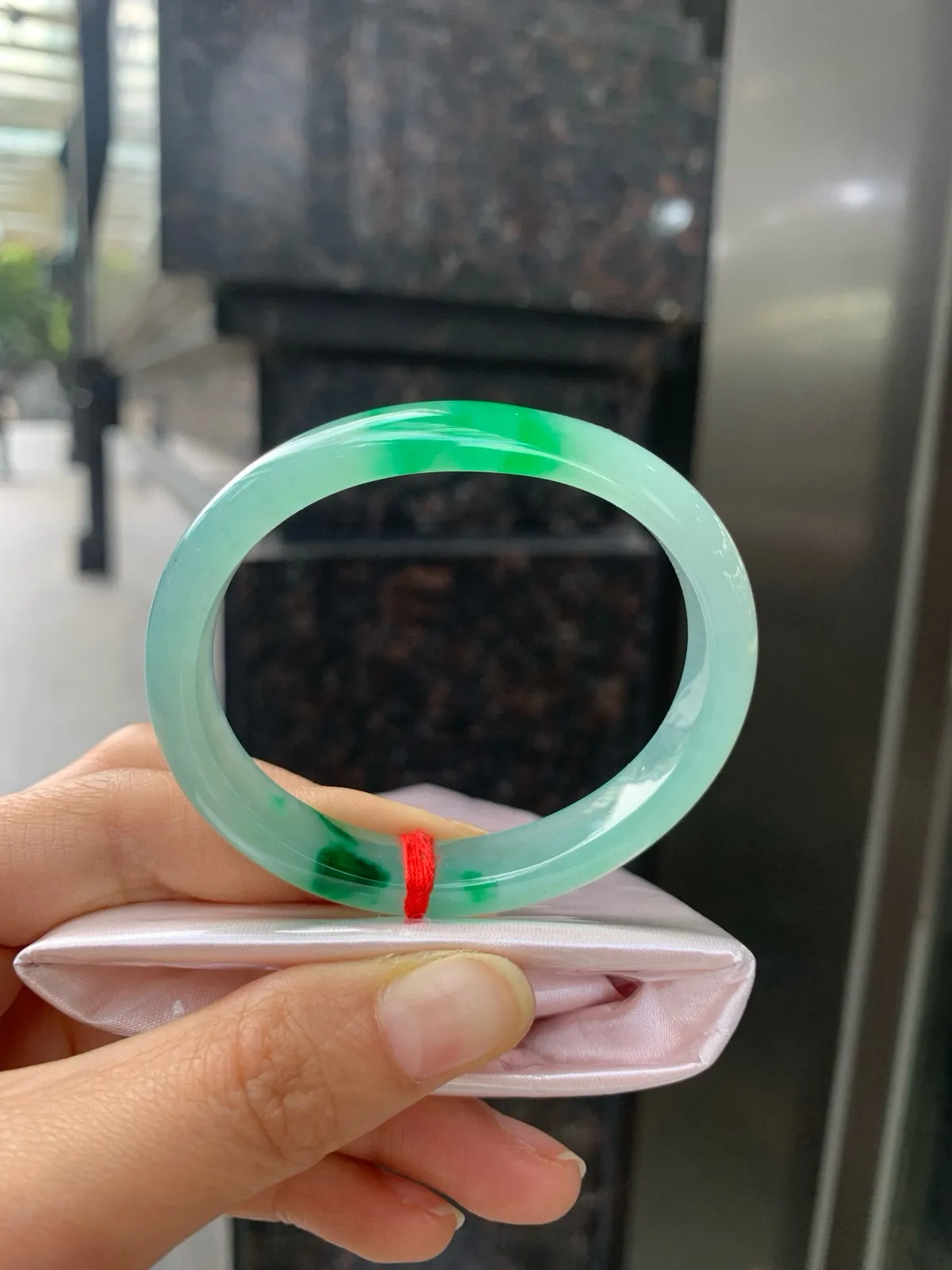 冰阳绿贵妃
52.3+44-10.7-6.3
打灯多处细根包容，底妆冰润细腻，两抹辣阳绿花两两相望，