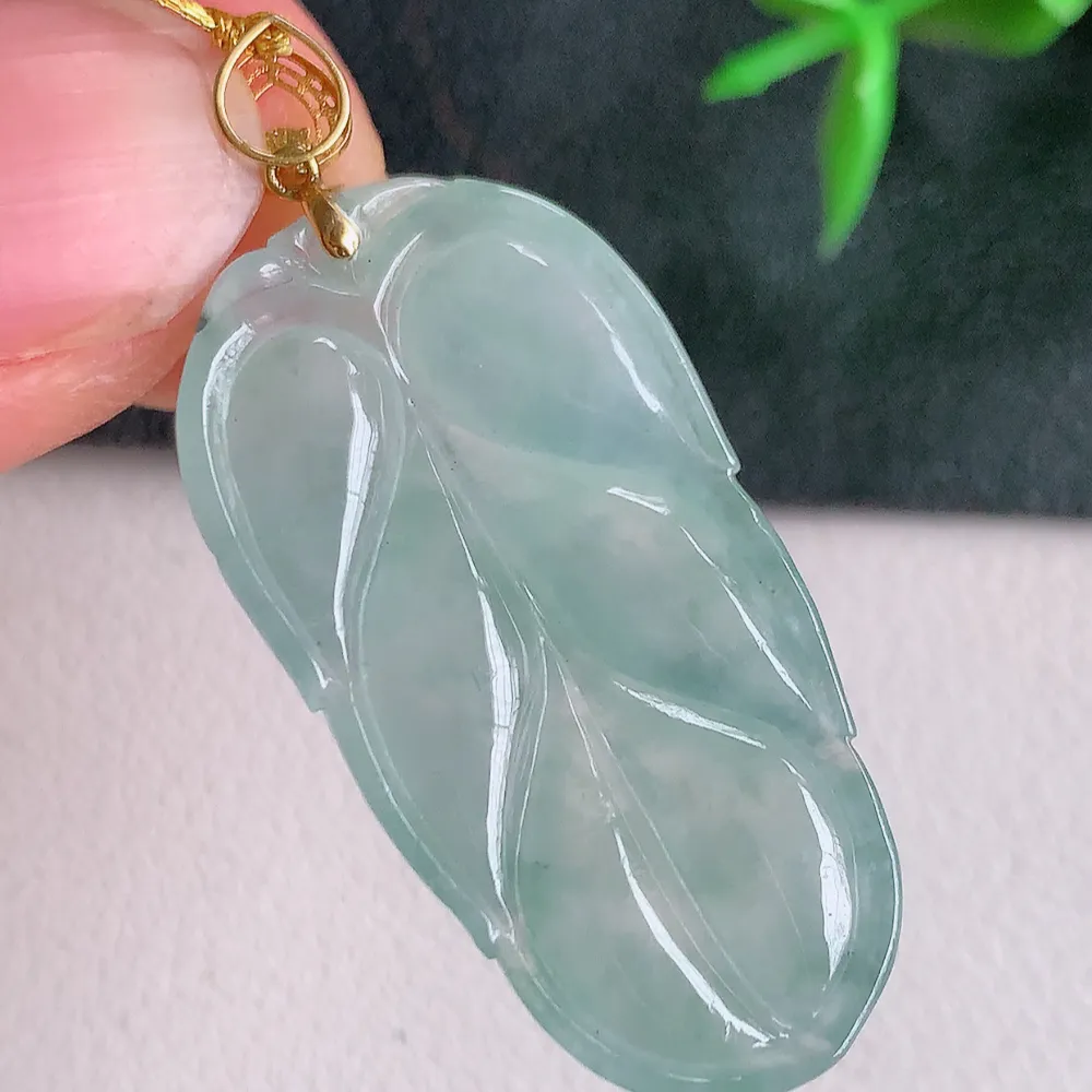 18k金扣冰润金枝玉叶翡翠吊坠  老种起胶感  寓意“金枝玉叶，大业有成，一夜成名”  饱满大气，水润通透。W400.2   尺寸：32.5-16.8-5.6mm