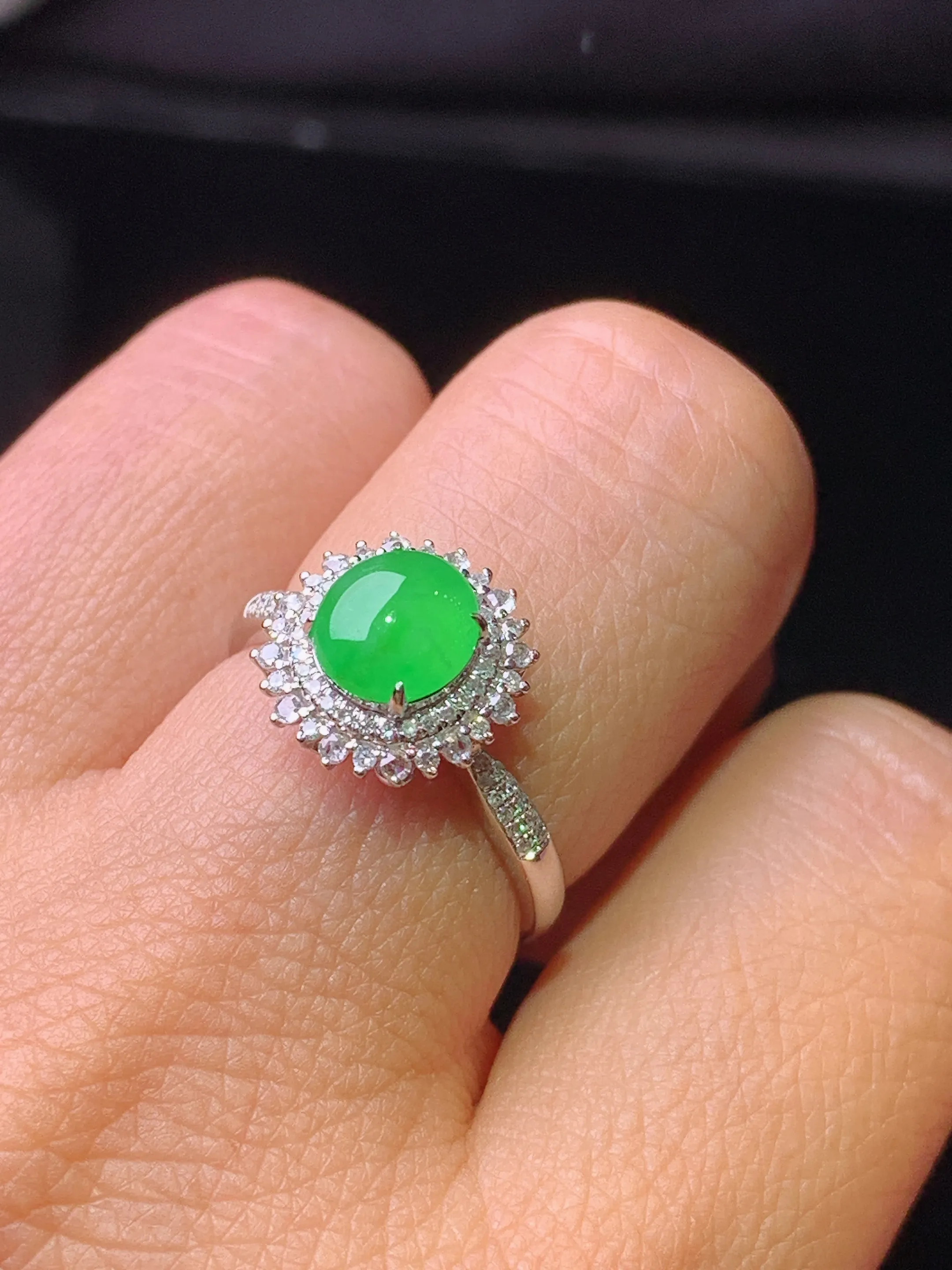 18k金钻镶嵌满绿蛋面戒指 玉质细腻清新 水润亮眼 圈口13.5 整体尺寸11.8*11.3*8