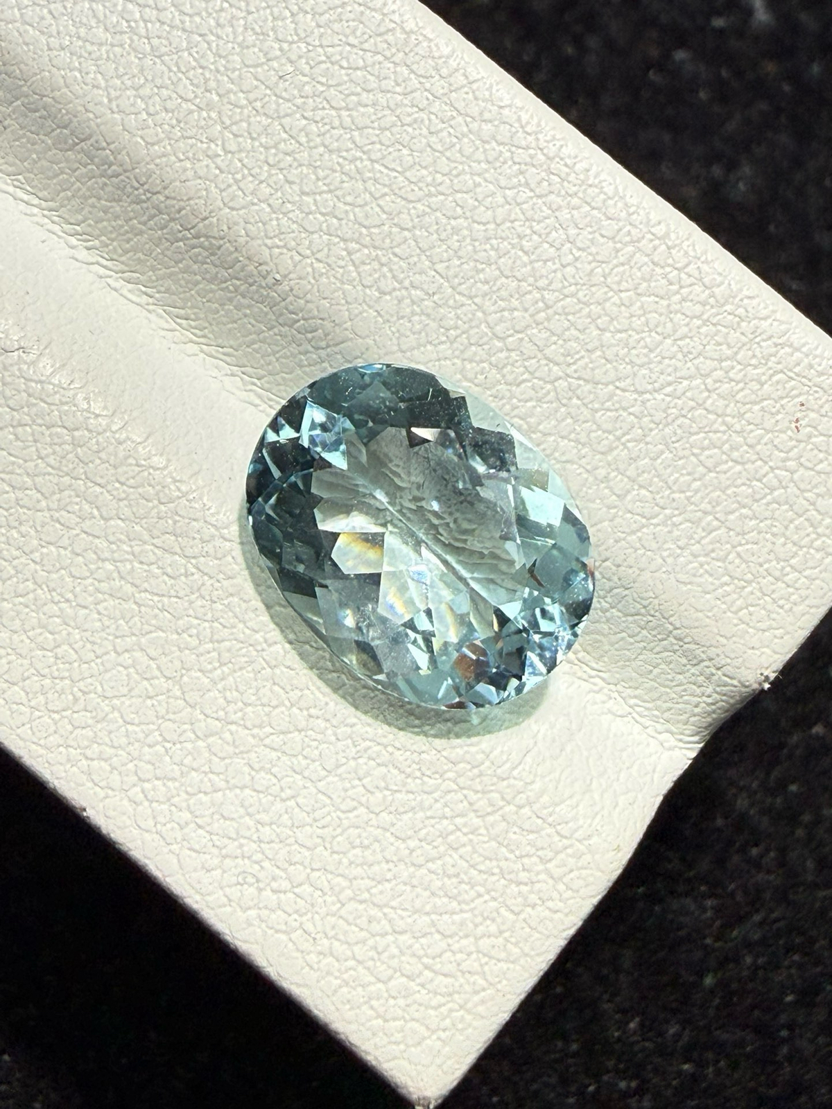 4.675克拉天然海蓝宝戒面裸石，颜色超美，火彩超好，尺寸：13.3*10.2*5.9mm