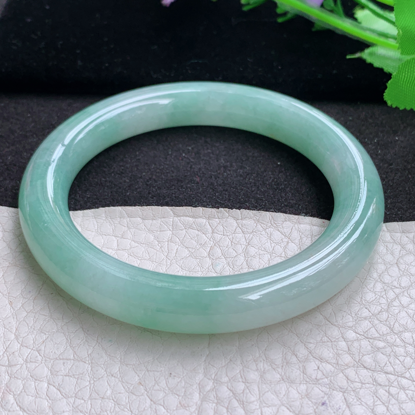 xx清新款57*10.5美人镯 天然缅甸翡翠A货细润飘绿圆条玉手环