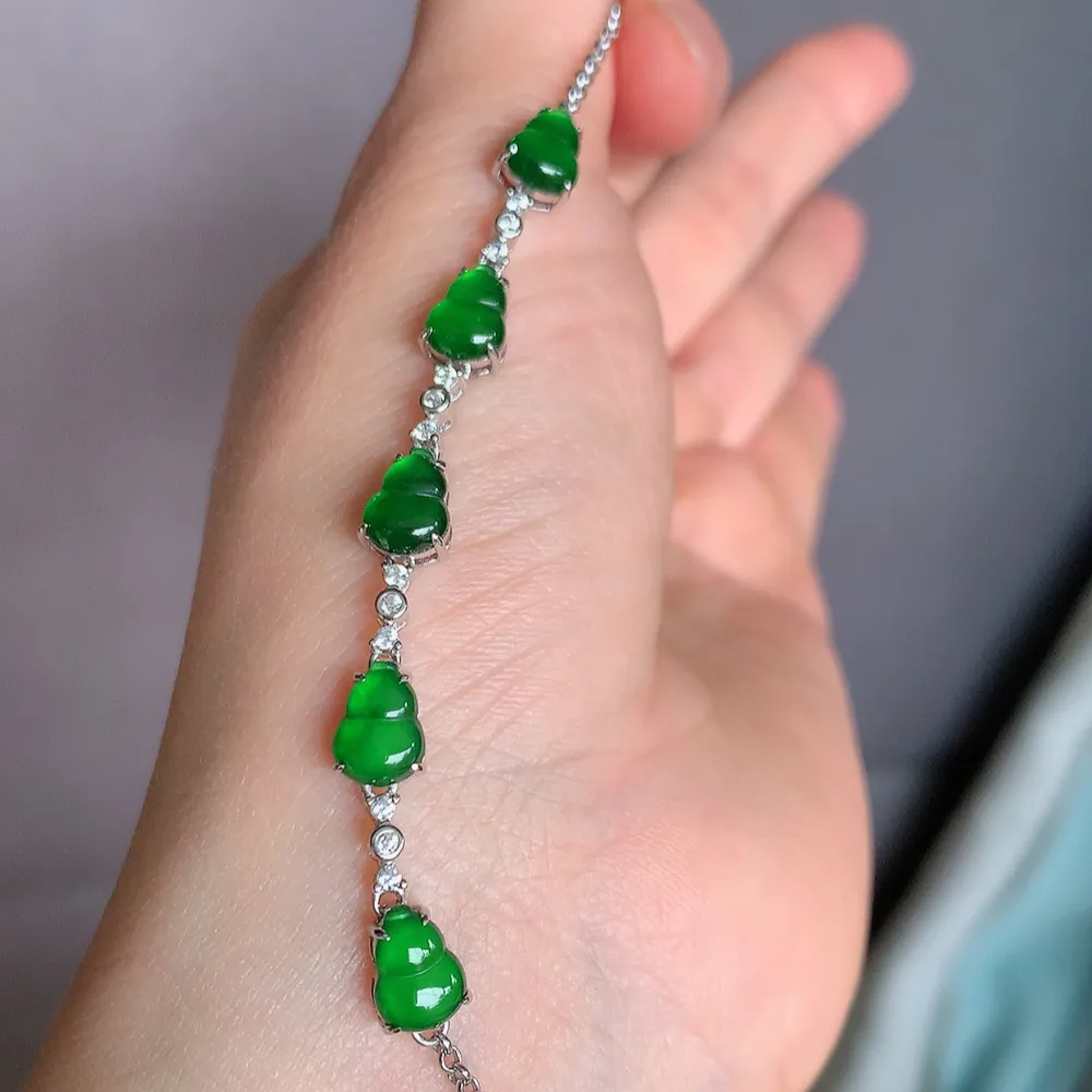 冰润满绿翡翠葫芦手链，水水润润，珠圆玉润，颜色鲜艳，妙明清净，清秀高雅，佩戴效果优雅迷人！性价比超值