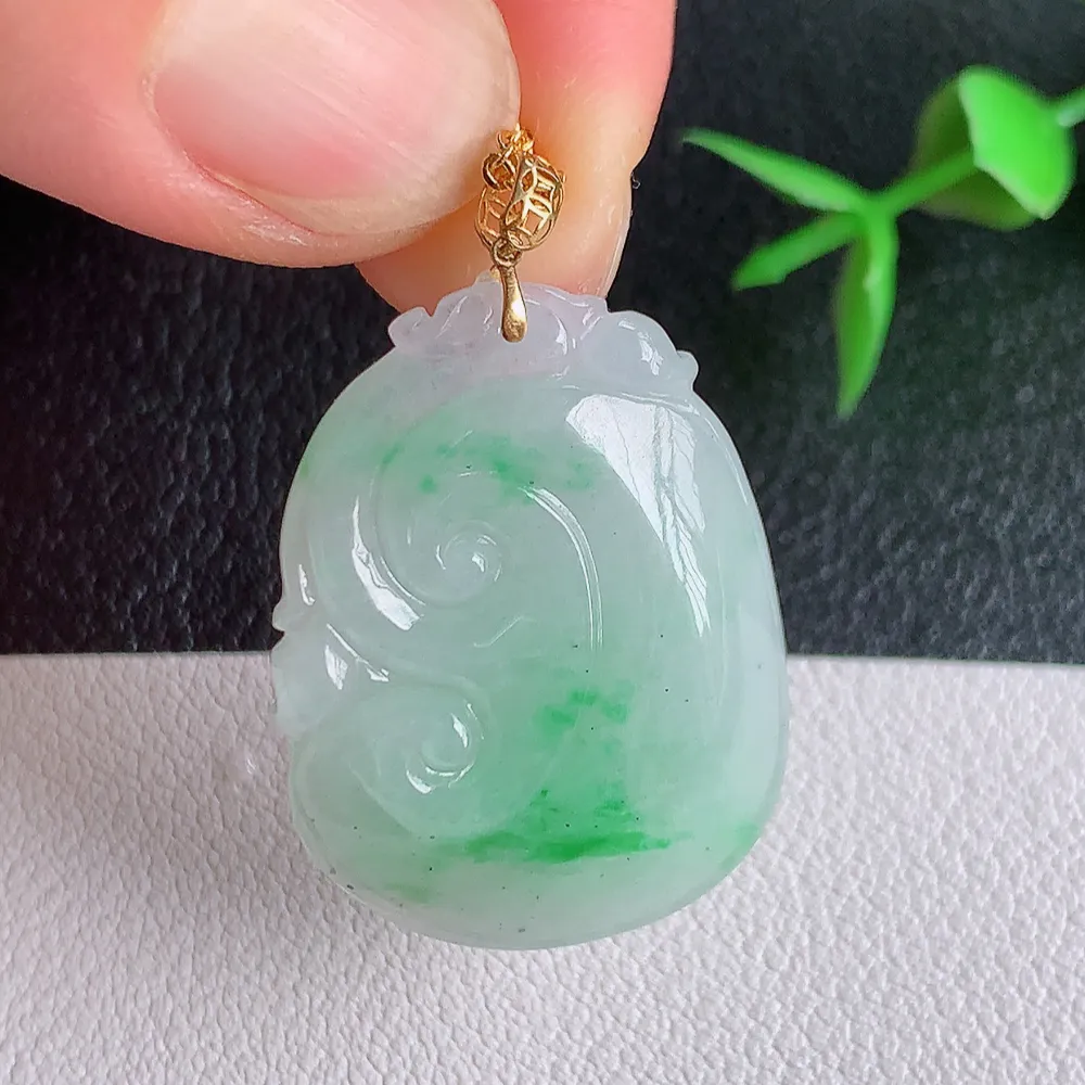 18k金扣冰润飘绿吉祥如意翡翠吊坠  寓意“万事如意，吉祥如意,福寿绵长 心想事成”饱满大气，通透水润  W140.2  尺寸：29-21.8-6.2mm