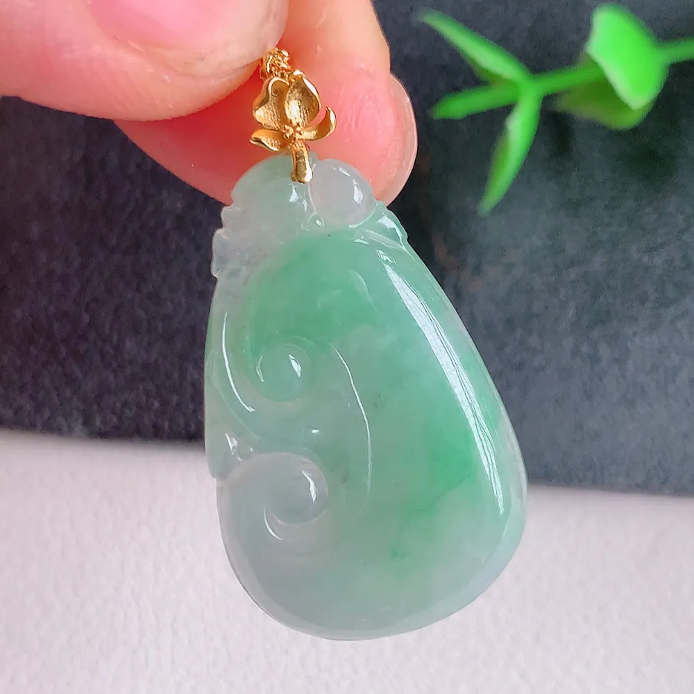 18k金扣冰润飘花吉祥如意翡翠吊坠  寓意“万事如意，吉祥如意,福寿绵长 心想事成”饱满大气，通透水