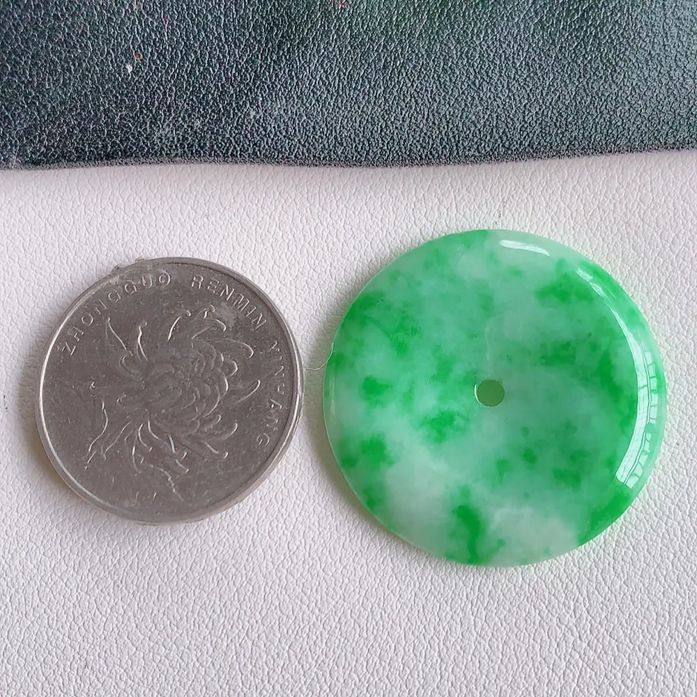 冰润飘绿平安扣吊坠，厚装饱满，冰润剔透，细腻水足，种质润泽，飘花灵动，佩戴优雅大气，W400.2   尺寸：31-4mm