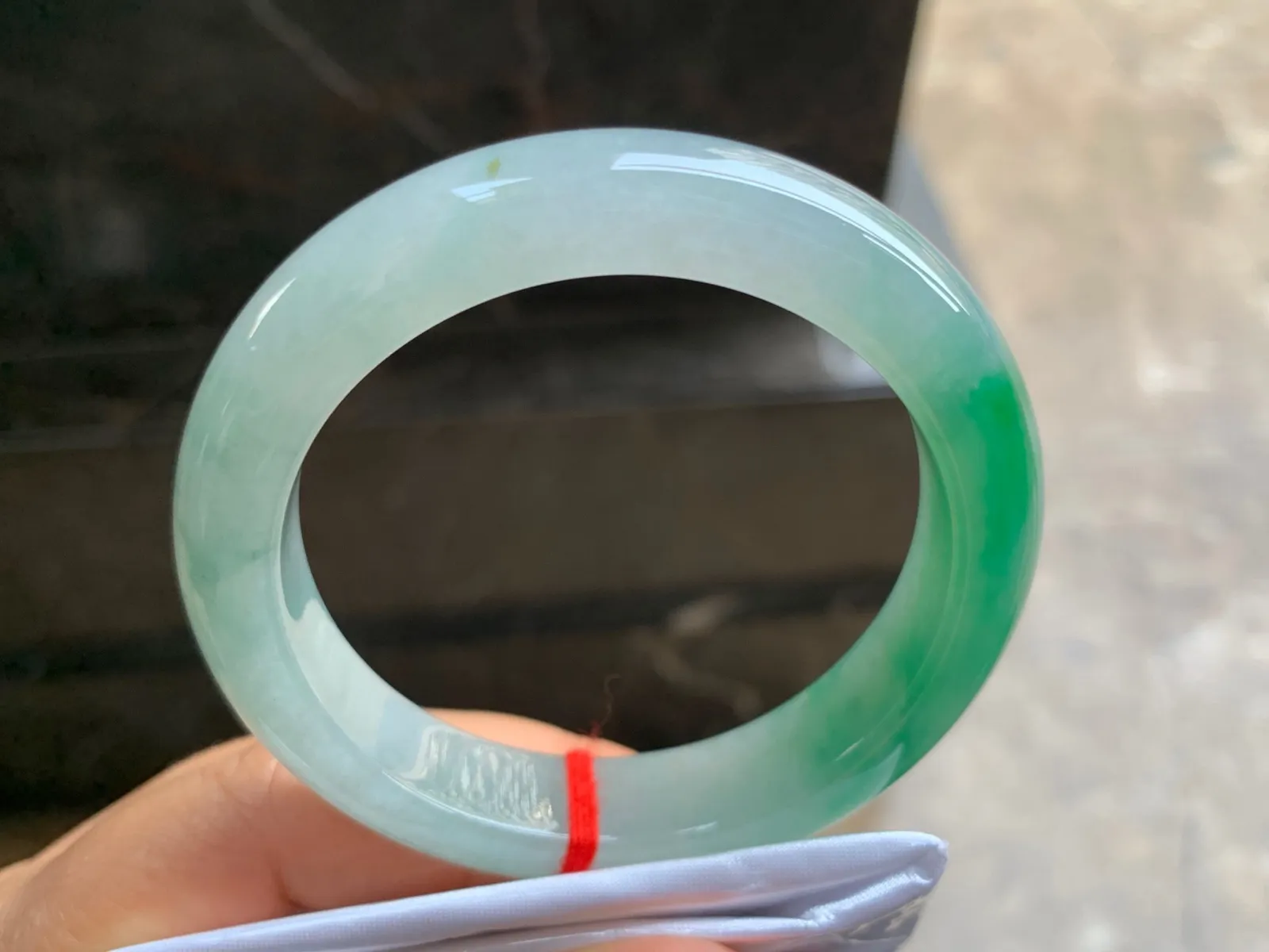 54-12.5-9mm
带色手镯 底子细腻 颜色漂亮 上手大气