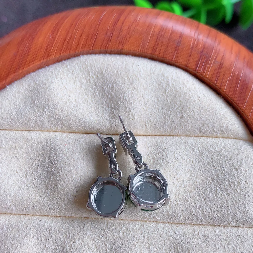 冰透满绿翡翠耳坠，自然光实拍，翠色灵动，颜色漂亮，种老水足，品相佳，佩戴佳品！W481.2  取一尺寸：17.5-8-4.6mm  裸石尺寸：7.8mm