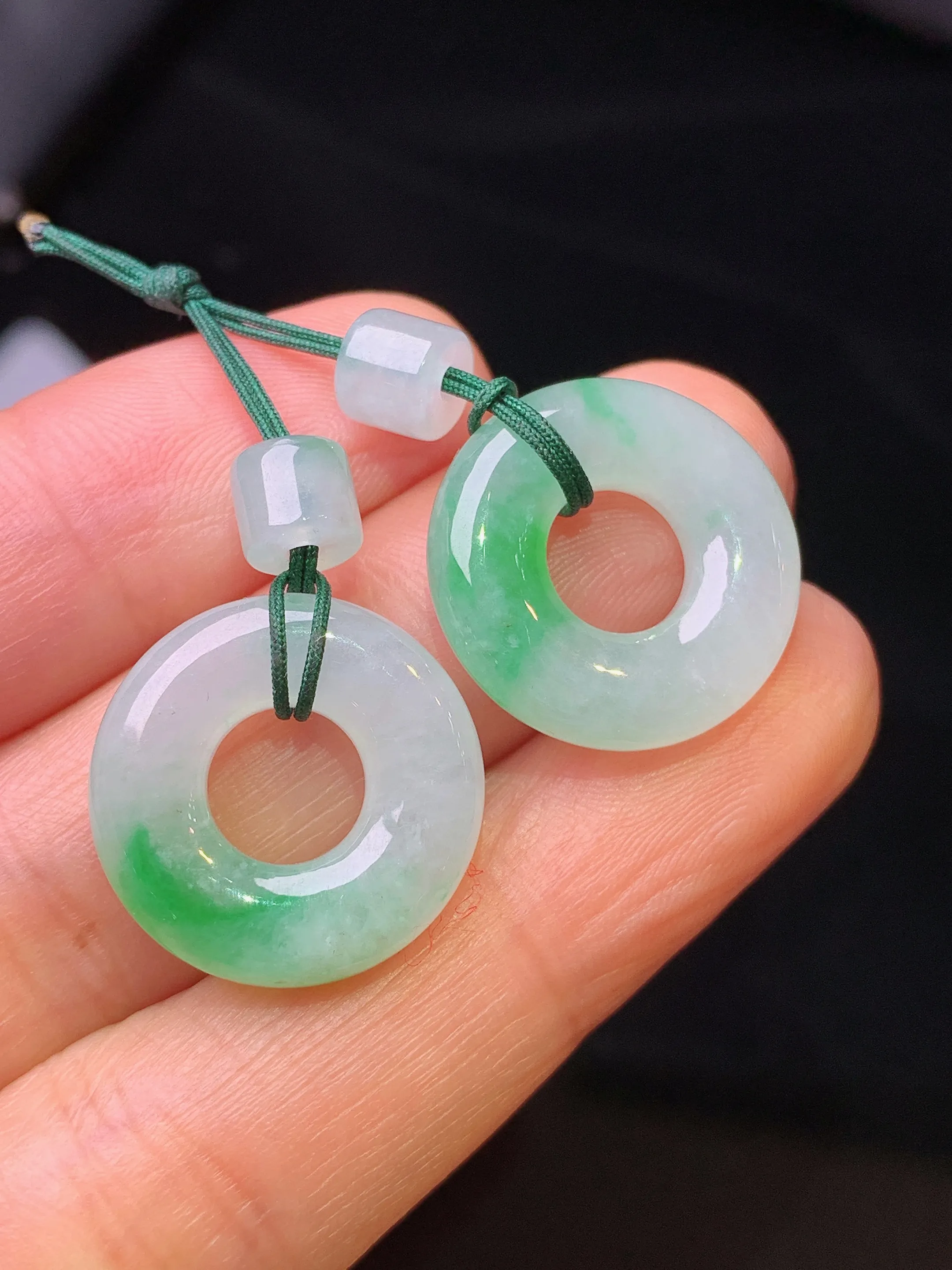 飘绿平安环一对 玉质细腻清新 水润亮眼 整体尺寸17.8*4.8