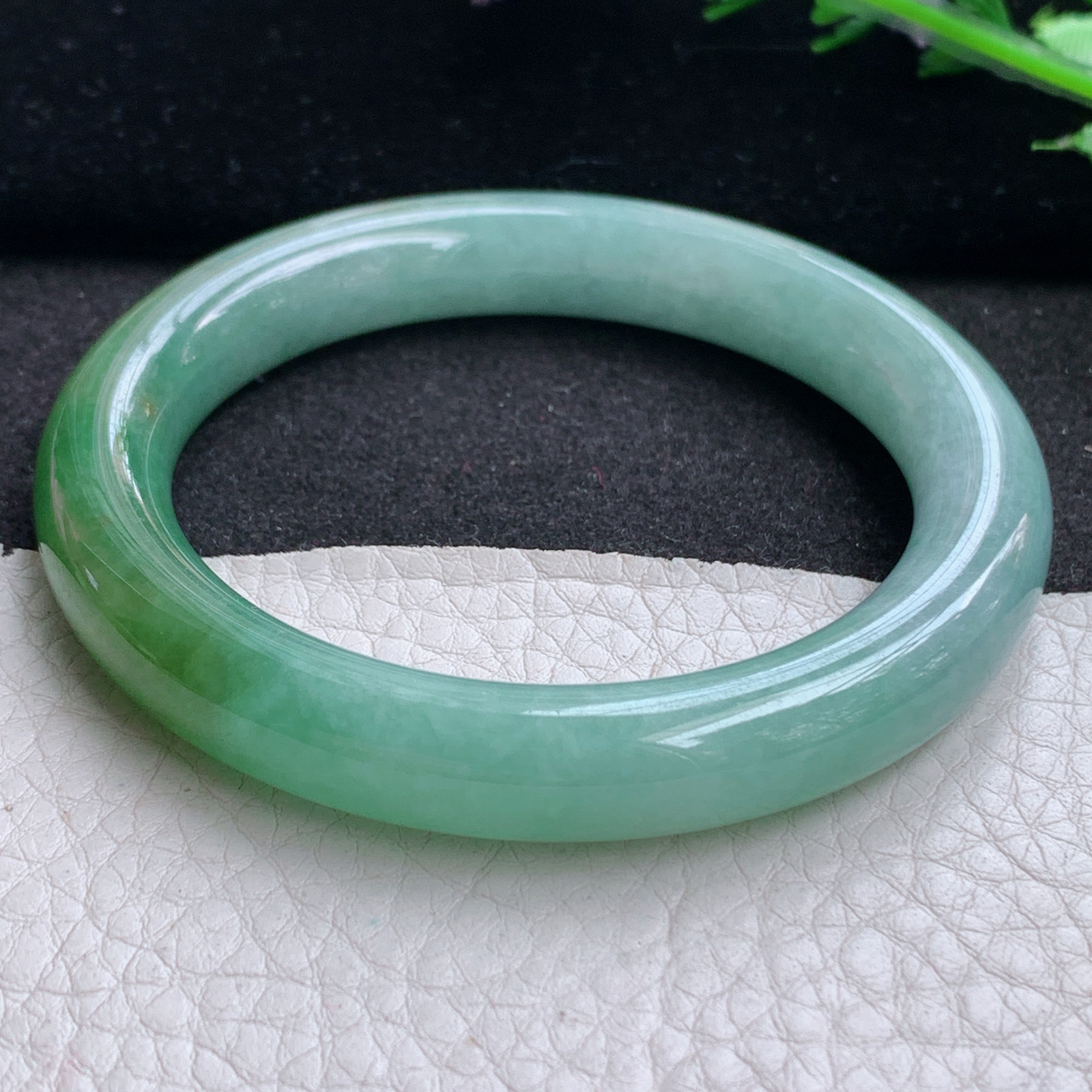 yw招财款54*40*9.6美人镯 天然缅甸翡翠A货细润半山水圆条叮当镯